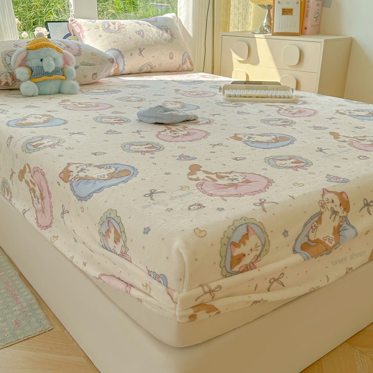 91家纺网 家纺一手货源 找家纺 沐芷 2025 加厚高克重牛奶绒床笠单件/床笠三件套  床笠款床罩床垫保护套罩 【绒】猫咪礼物