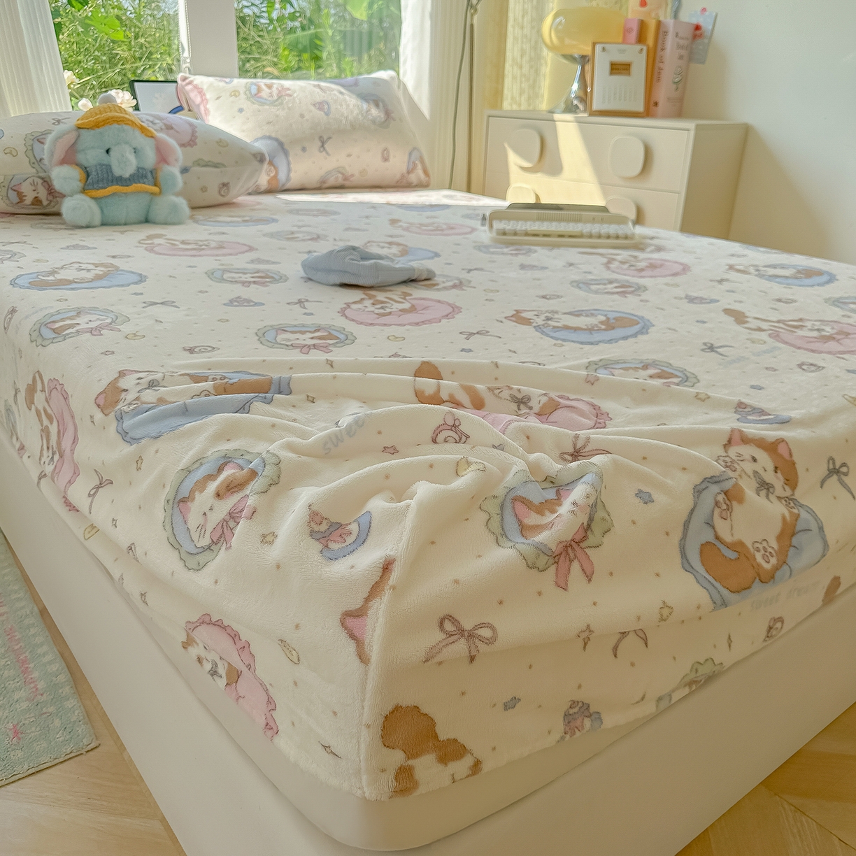 91家纺网 家纺一手货源 找家纺 沐芷 2025 加厚高克重牛奶绒床笠单件/床笠三件套  床笠款床罩床垫保护套罩 【绒】猫咪礼物