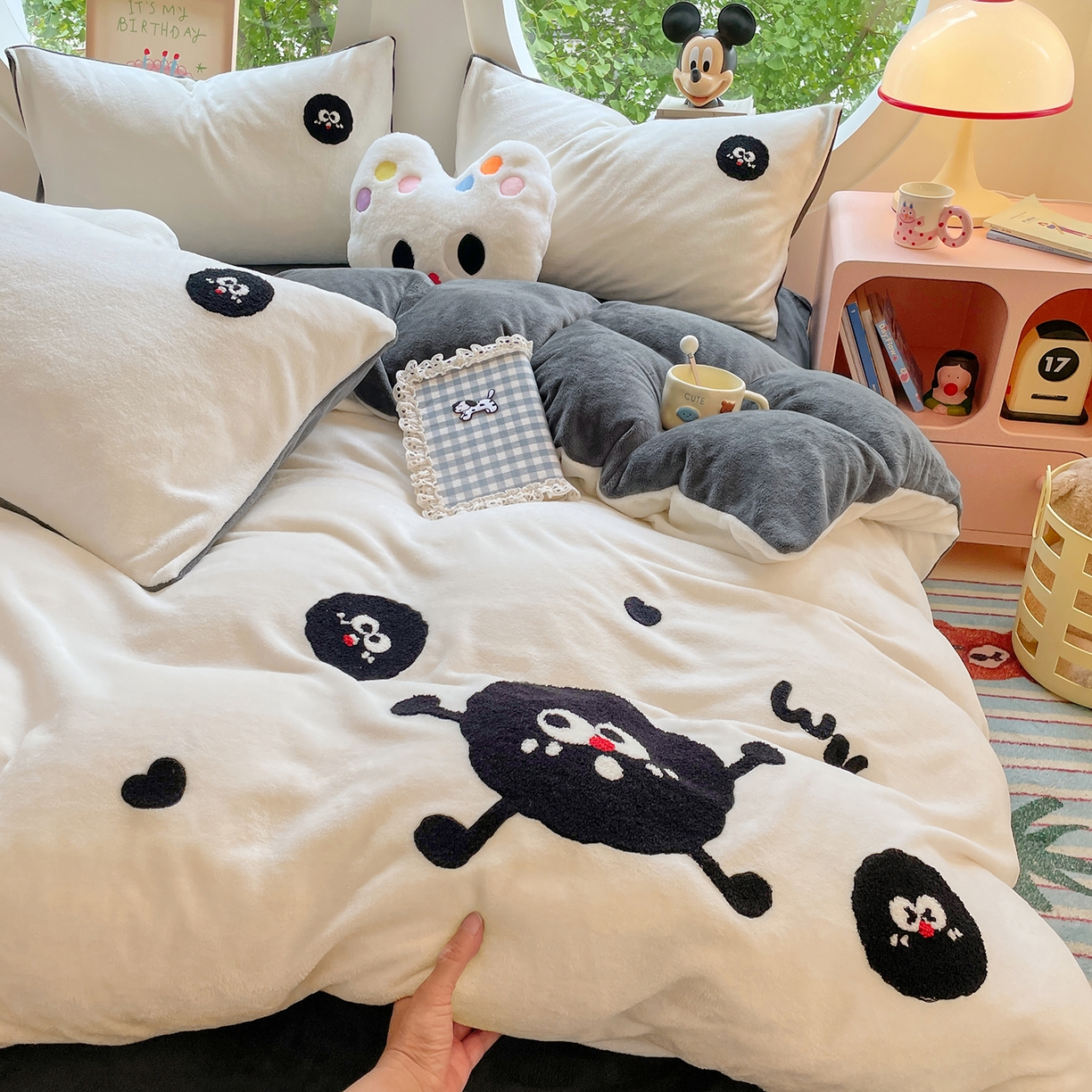 91家纺网 家纺一手货源 找家纺 优卡迪家纺馆 2025新款牛奶绒毛巾绣四件套 下载文件包含买家秀 黑煤球-奶白