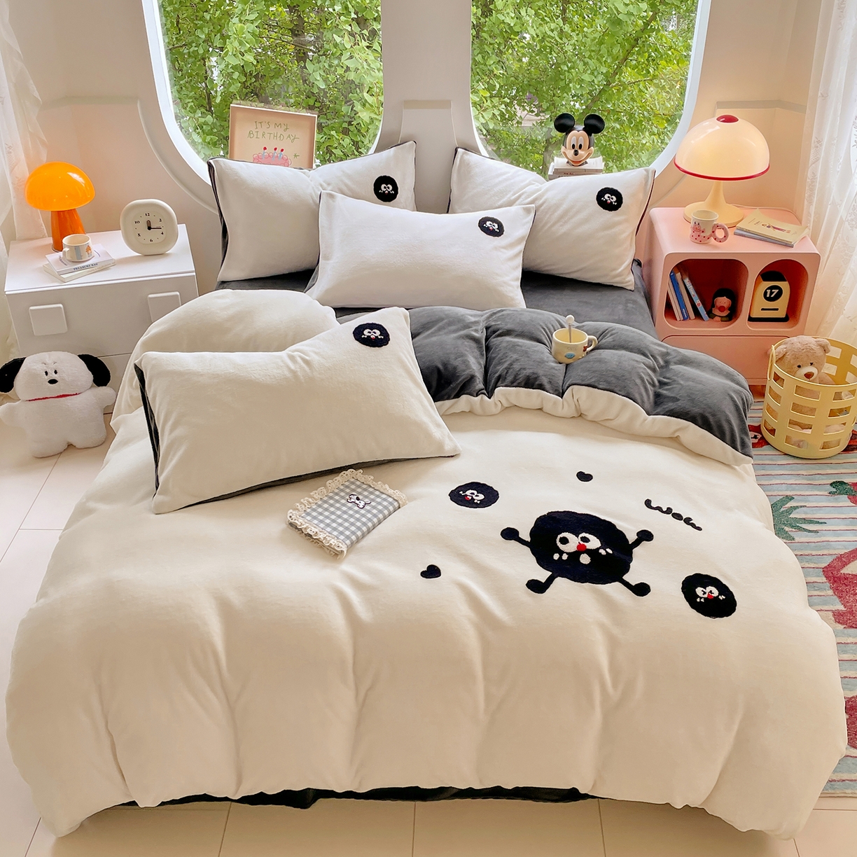 91家纺网 家纺一手货源 找家纺 优卡迪家纺馆 2025新款牛奶绒毛巾绣四件套 下载文件包含买家秀 黑煤球-奶白