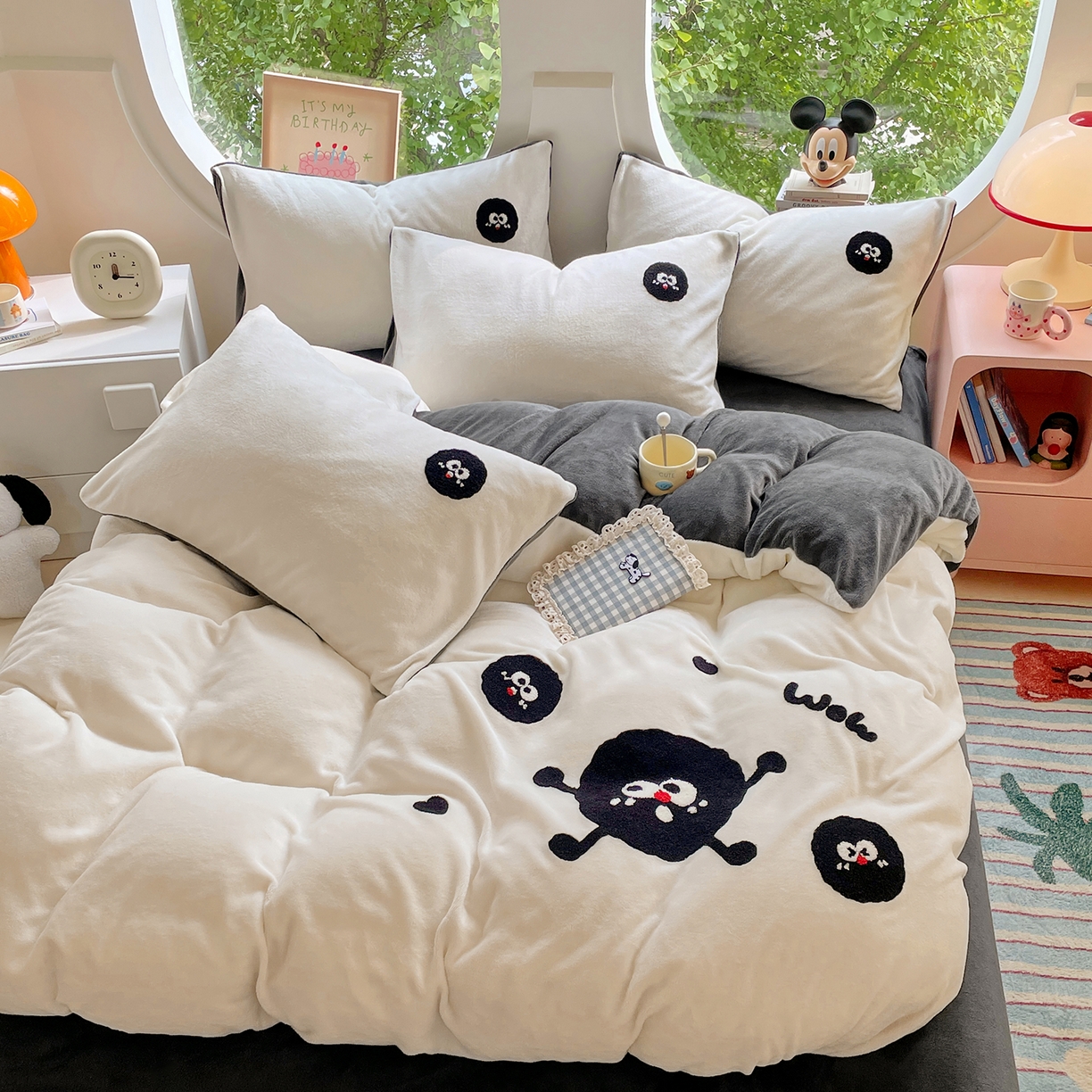 91家纺网 家纺一手货源 找家纺 优卡迪家纺馆 2025新款牛奶绒毛巾绣四件套 下载文件包含买家秀 黑煤球-奶白