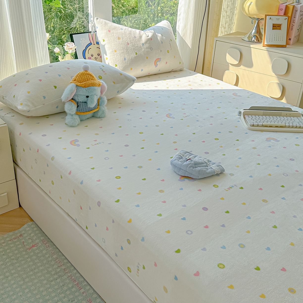 91家纺网 家纺一手货源 找家纺 沐芷 2025 加厚高克重牛奶绒床笠单件/床笠三件套  床笠款床罩床垫保护套罩 【绒】彩虹爱心