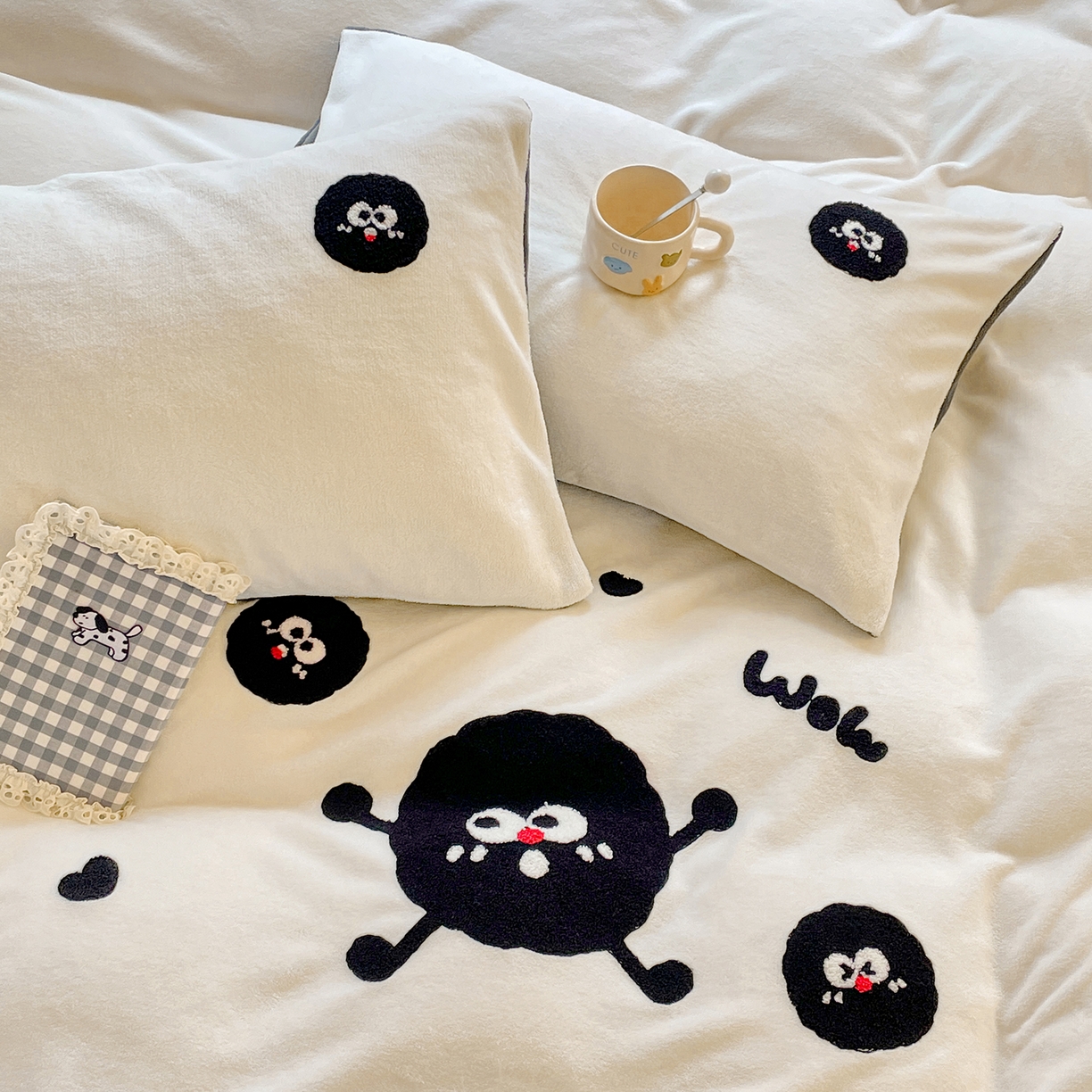 91家纺网 家纺一手货源 找家纺 优卡迪家纺馆 2025新款牛奶绒毛巾绣四件套 下载文件包含买家秀 黑煤球-奶白