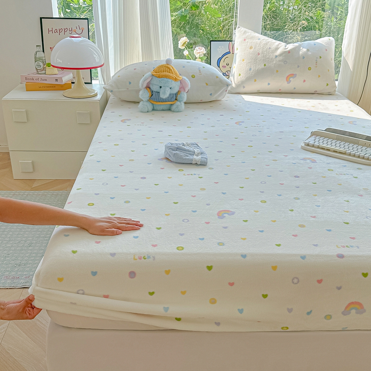 91家纺网 家纺一手货源 找家纺 沐芷 2025 加厚高克重牛奶绒床笠单件/床笠三件套  床笠款床罩床垫保护套罩 【绒】彩虹爱心