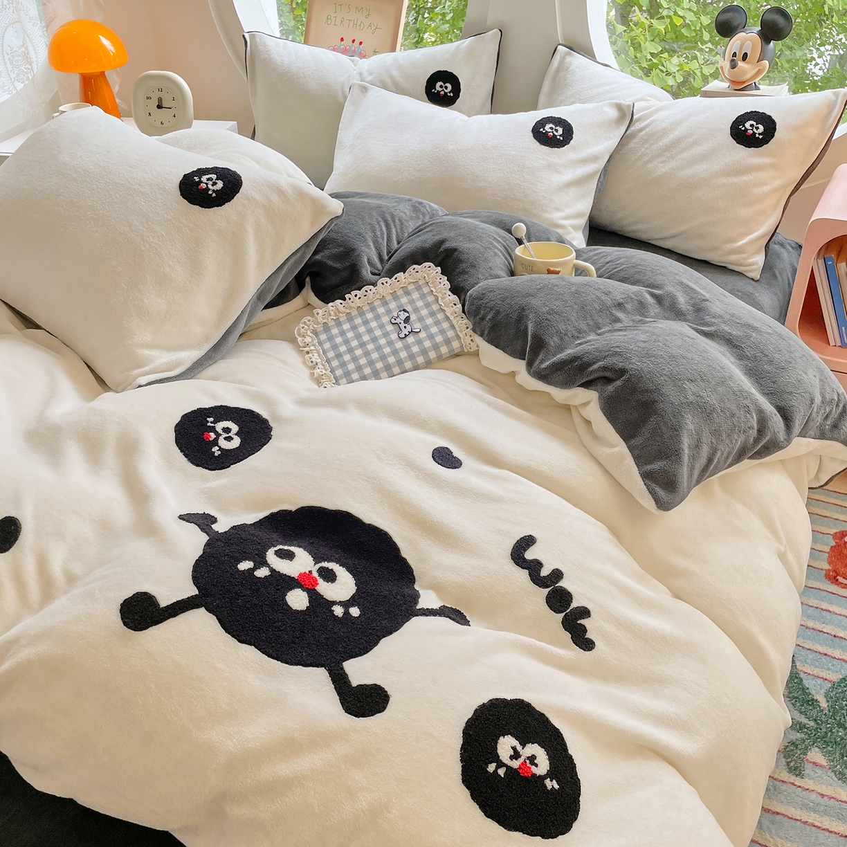 91家纺网 家纺一手货源 找家纺 优卡迪家纺馆 2025新款牛奶绒毛巾绣四件套 下载文件包含买家秀 黑煤球-奶白