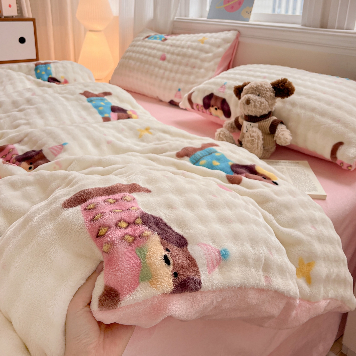 91家纺网 家纺一手货源 找家纺 典曼家纺 2025新款亲肤舒适保暖泡泡绒四件套 快乐狗仔