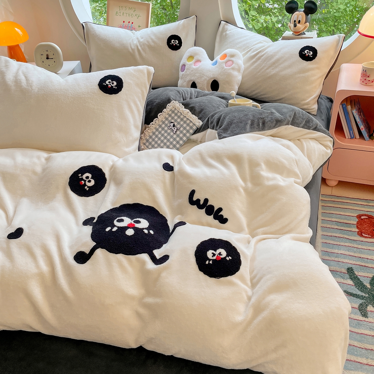 91家纺网 家纺一手货源 找家纺 优卡迪家纺馆 2025新款牛奶绒毛巾绣四件套 下载文件包含买家秀 黑煤球-奶白