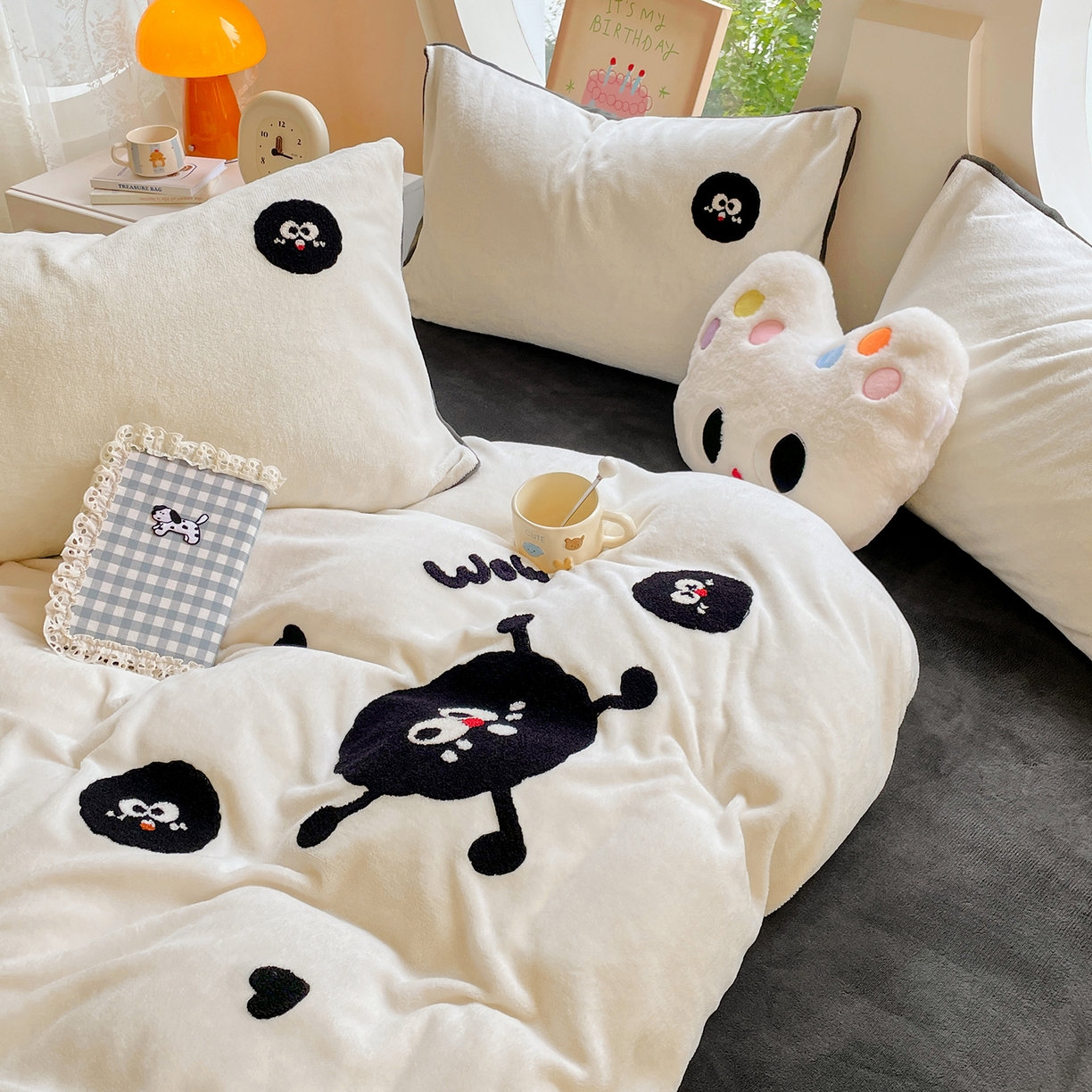 91家纺网 家纺一手货源 找家纺 优卡迪家纺馆 2025新款牛奶绒毛巾绣四件套 下载文件包含买家秀 黑煤球-奶白