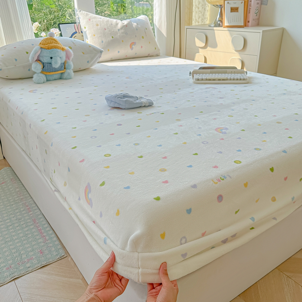 91家纺网 家纺一手货源 找家纺 沐芷 2025 加厚高克重牛奶绒床笠单件/床笠三件套  床笠款床罩床垫保护套罩 【绒】彩虹爱心