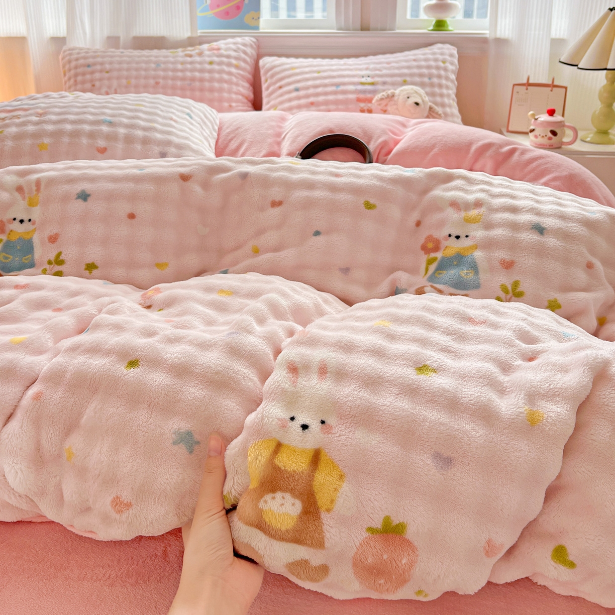 91家纺网 家纺一手货源 找家纺 典曼家纺 2025新款亲肤舒适保暖泡泡绒四件套 甜心小兔