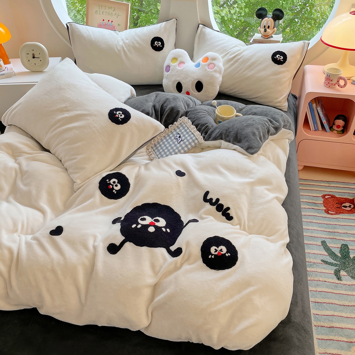 91家纺网 家纺一手货源 找家纺 优卡迪家纺馆 2025新款牛奶绒毛巾绣四件套 下载文件包含买家秀 黑煤球-奶白