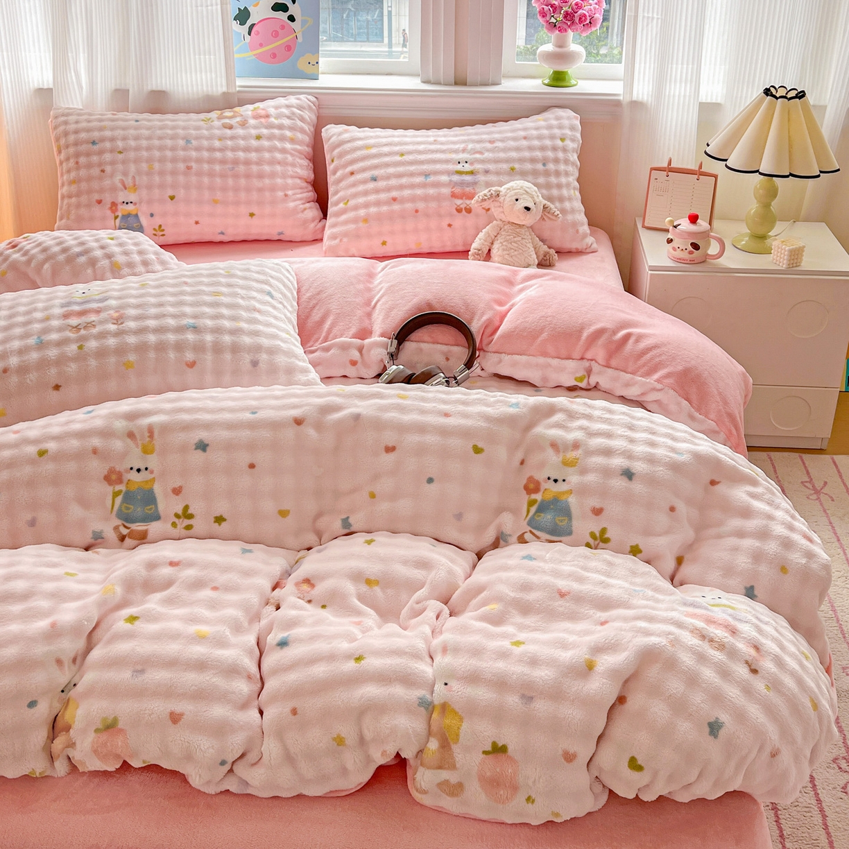 91家纺网 家纺一手货源 找家纺 典曼家纺 2025新款亲肤舒适保暖泡泡绒四件套 甜心小兔