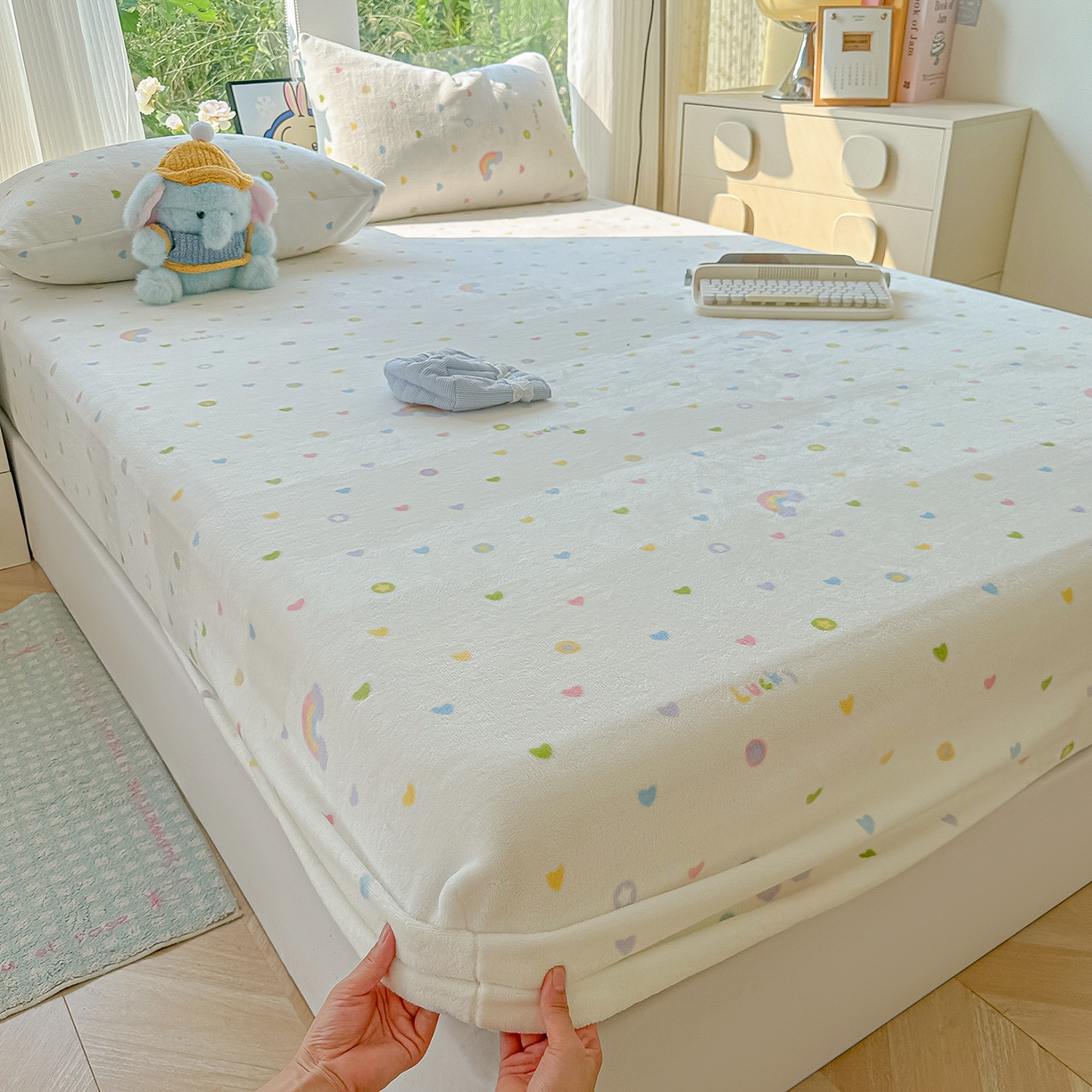 91家纺网 家纺一手货源 找家纺 沐芷 2025 加厚高克重牛奶绒床笠单件/床笠三件套  床笠款床罩床垫保护套罩 【绒】彩虹爱心