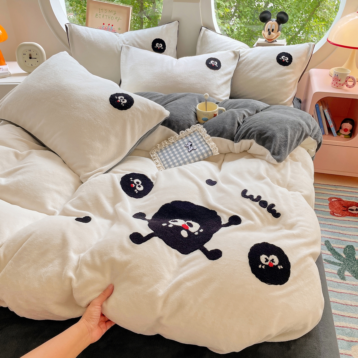 91家纺网 家纺一手货源 找家纺 优卡迪家纺馆 2025新款牛奶绒毛巾绣四件套 下载文件包含买家秀 黑煤球-奶白