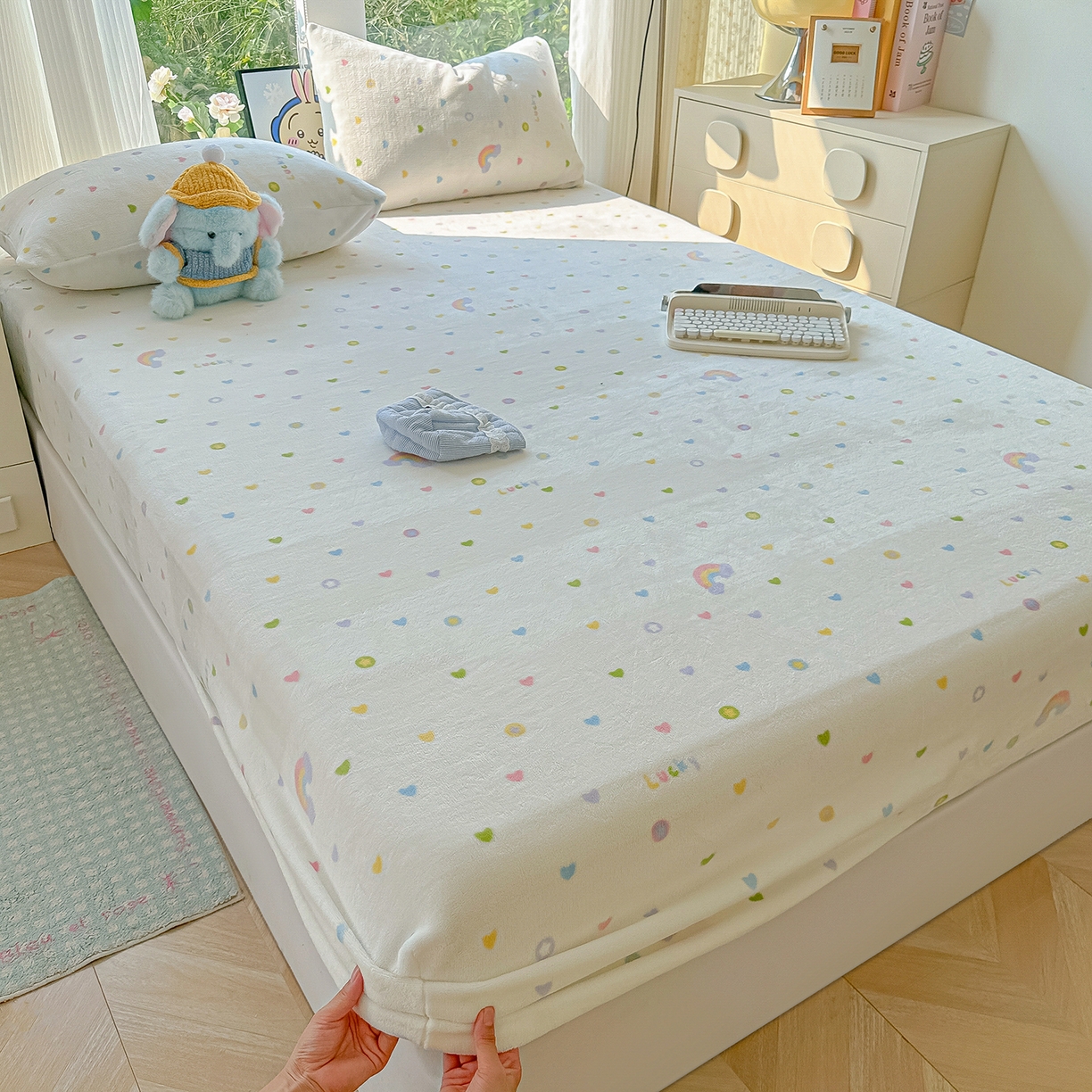 91家纺网 家纺一手货源 找家纺 沐芷 2025 加厚高克重牛奶绒床笠单件/床笠三件套  床笠款床罩床垫保护套罩 【绒】彩虹爱心