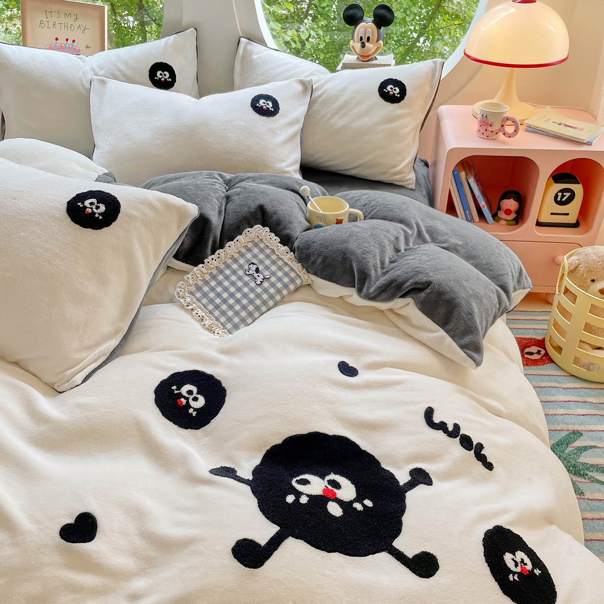 91家纺网 家纺一手货源 找家纺 优卡迪家纺馆 2025新款牛奶绒毛巾绣四件套 下载文件包含买家秀 黑煤球-奶白