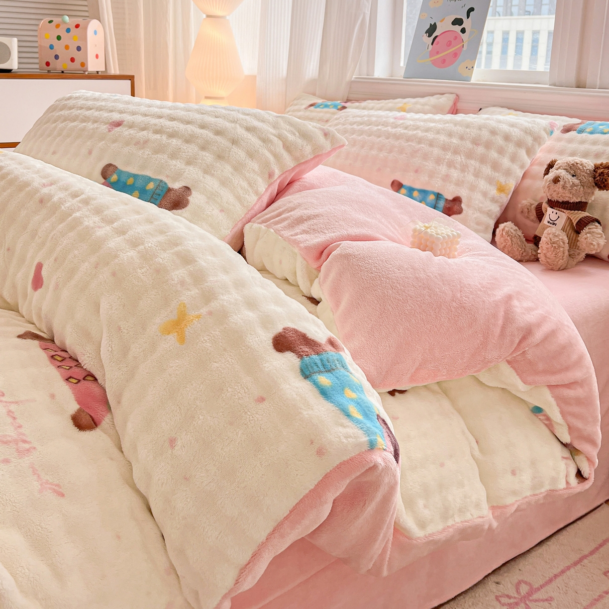 91家纺网 家纺一手货源 找家纺 典曼家纺 2025新款亲肤舒适保暖泡泡绒四件套 快乐狗仔