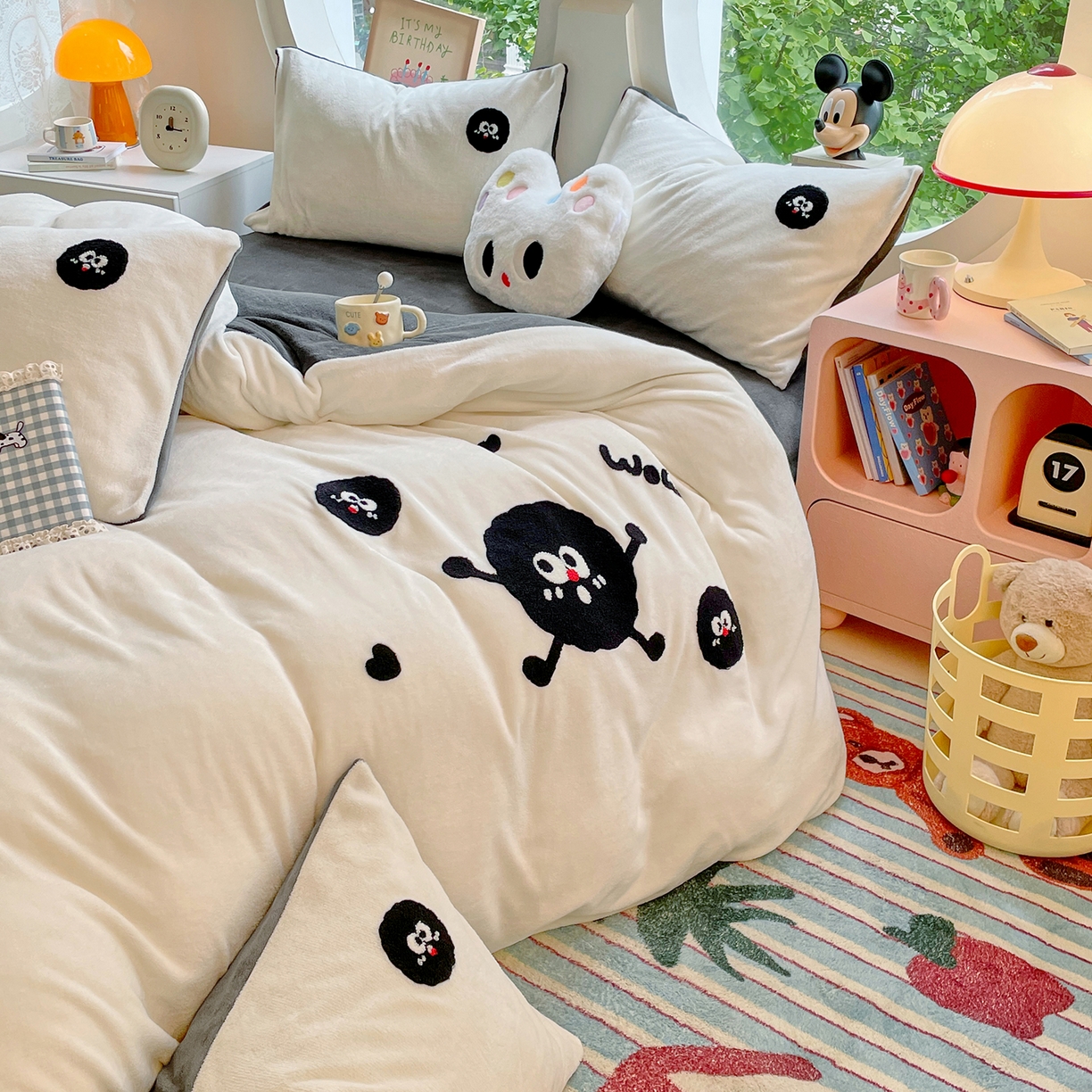 91家纺网 家纺一手货源 找家纺 优卡迪家纺馆 2025新款牛奶绒毛巾绣四件套 下载文件包含买家秀 黑煤球-奶白