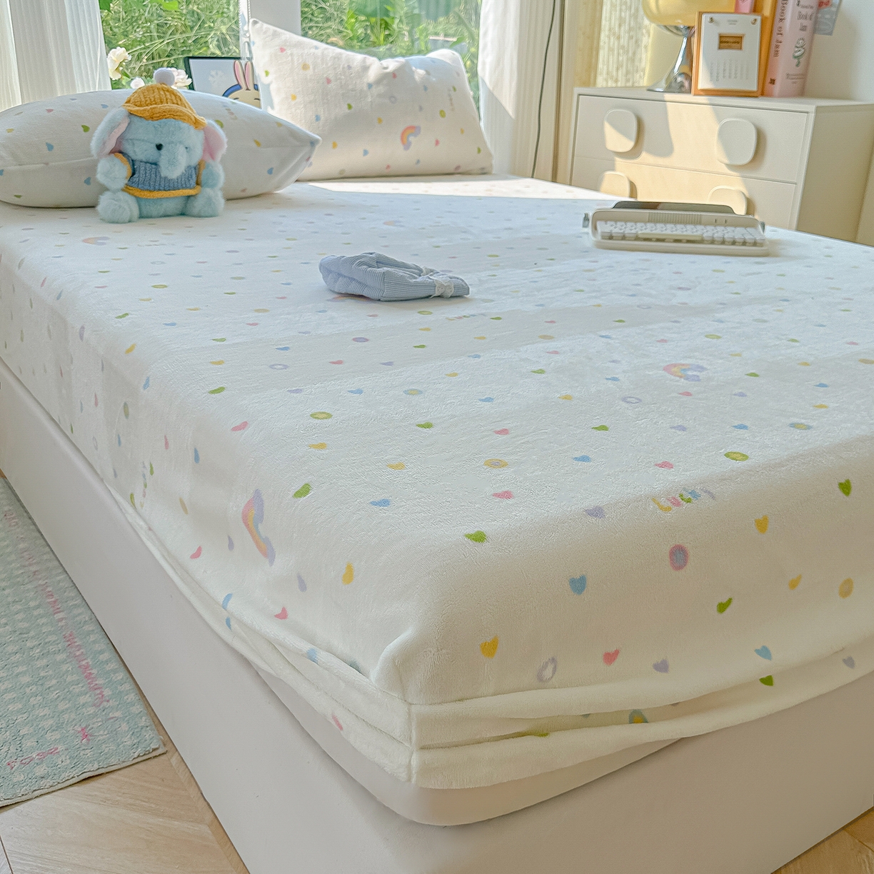 91家纺网 家纺一手货源 找家纺 沐芷 2025 加厚高克重牛奶绒床笠单件/床笠三件套  床笠款床罩床垫保护套罩 【绒】彩虹爱心