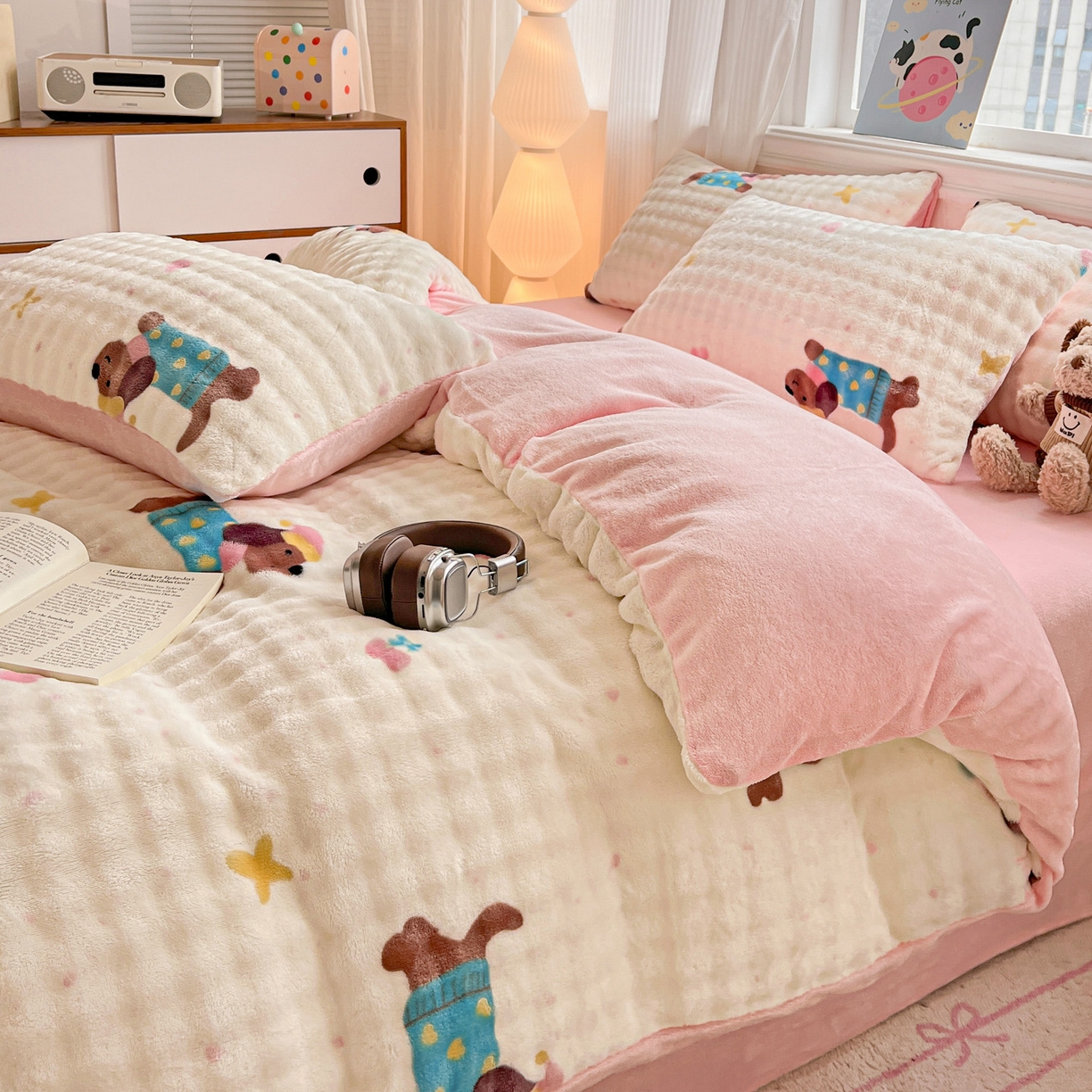 91家纺网 家纺一手货源 找家纺 典曼家纺 2025新款亲肤舒适保暖泡泡绒四件套 快乐狗仔