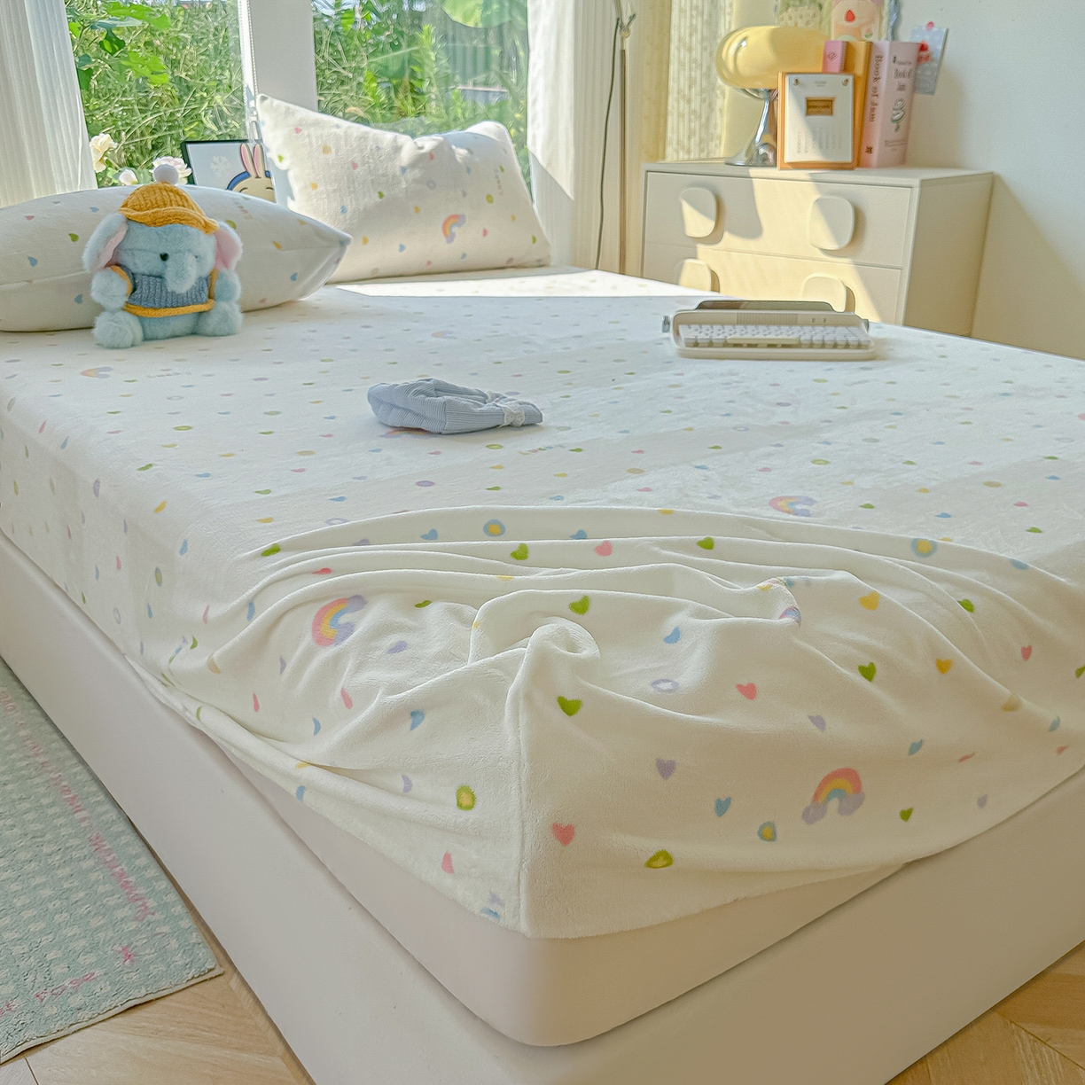 91家纺网 家纺一手货源 找家纺 沐芷 2025 加厚高克重牛奶绒床笠单件/床笠三件套  床笠款床罩床垫保护套罩 【绒】彩虹爱心