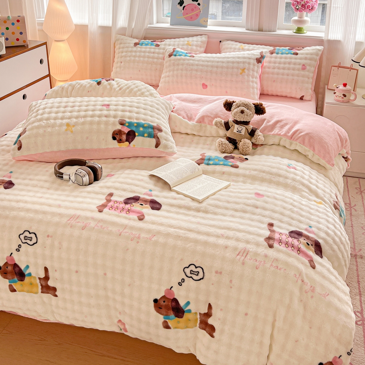 91家纺网 家纺一手货源 找家纺 典曼家纺 2025新款亲肤舒适保暖泡泡绒四件套 快乐狗仔