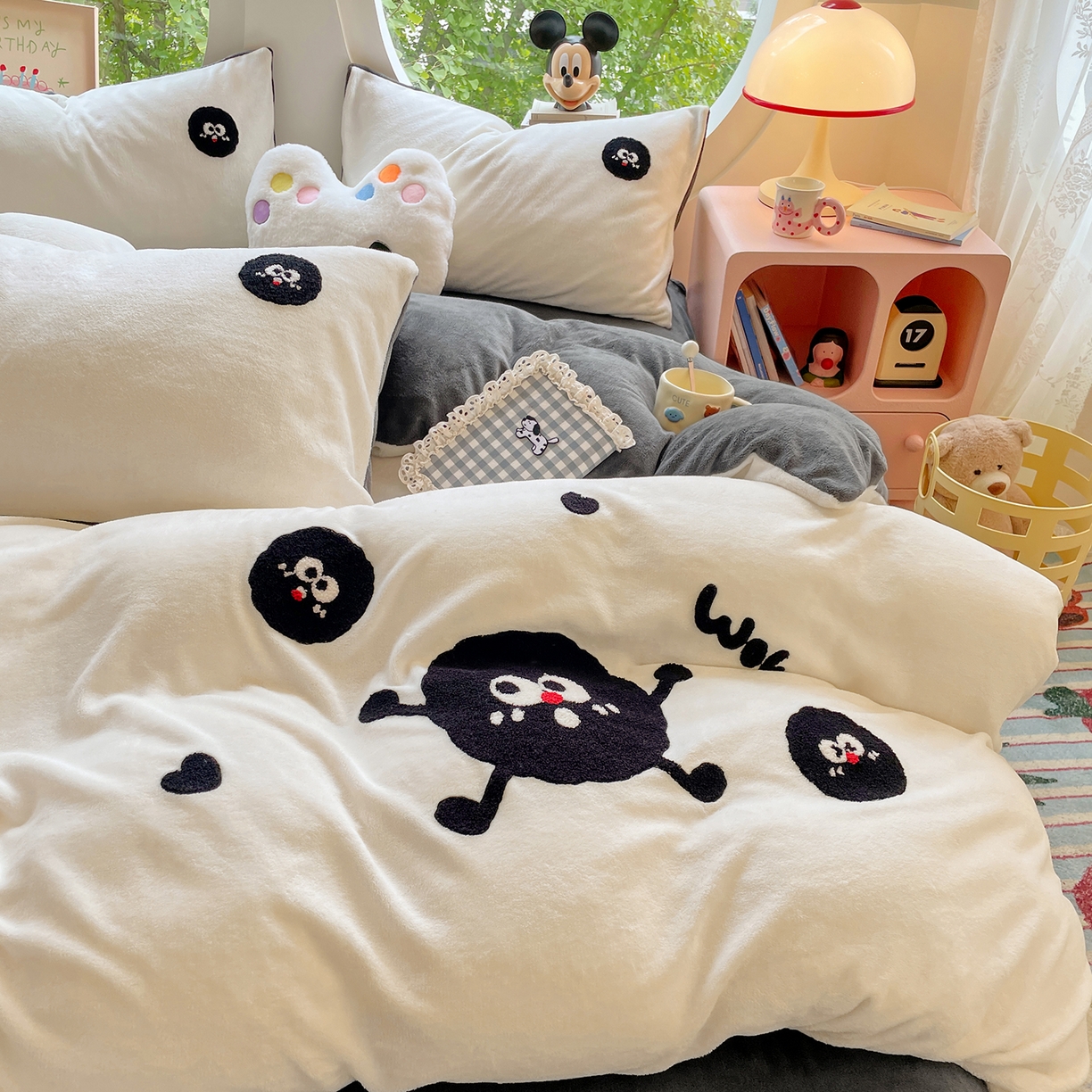 91家纺网 家纺一手货源 找家纺 优卡迪家纺馆 2025新款牛奶绒毛巾绣四件套 下载文件包含买家秀 黑煤球-奶白