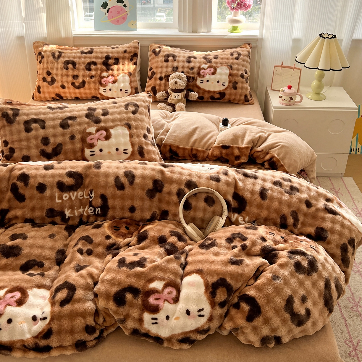 91家纺网 家纺一手货源 找家纺 典曼家纺 2025新款亲肤舒适保暖泡泡绒四件套 小野猫