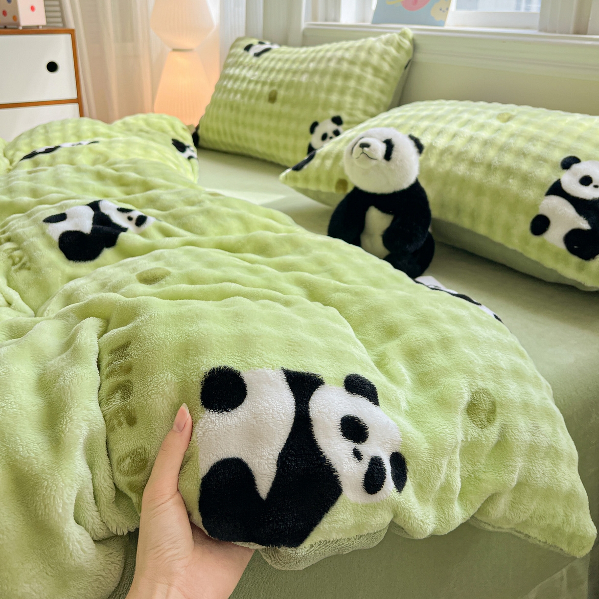 91家纺网 家纺一手货源 找家纺 典曼家纺 2025新款亲肤舒适保暖泡泡绒四件套 胖达萌萌