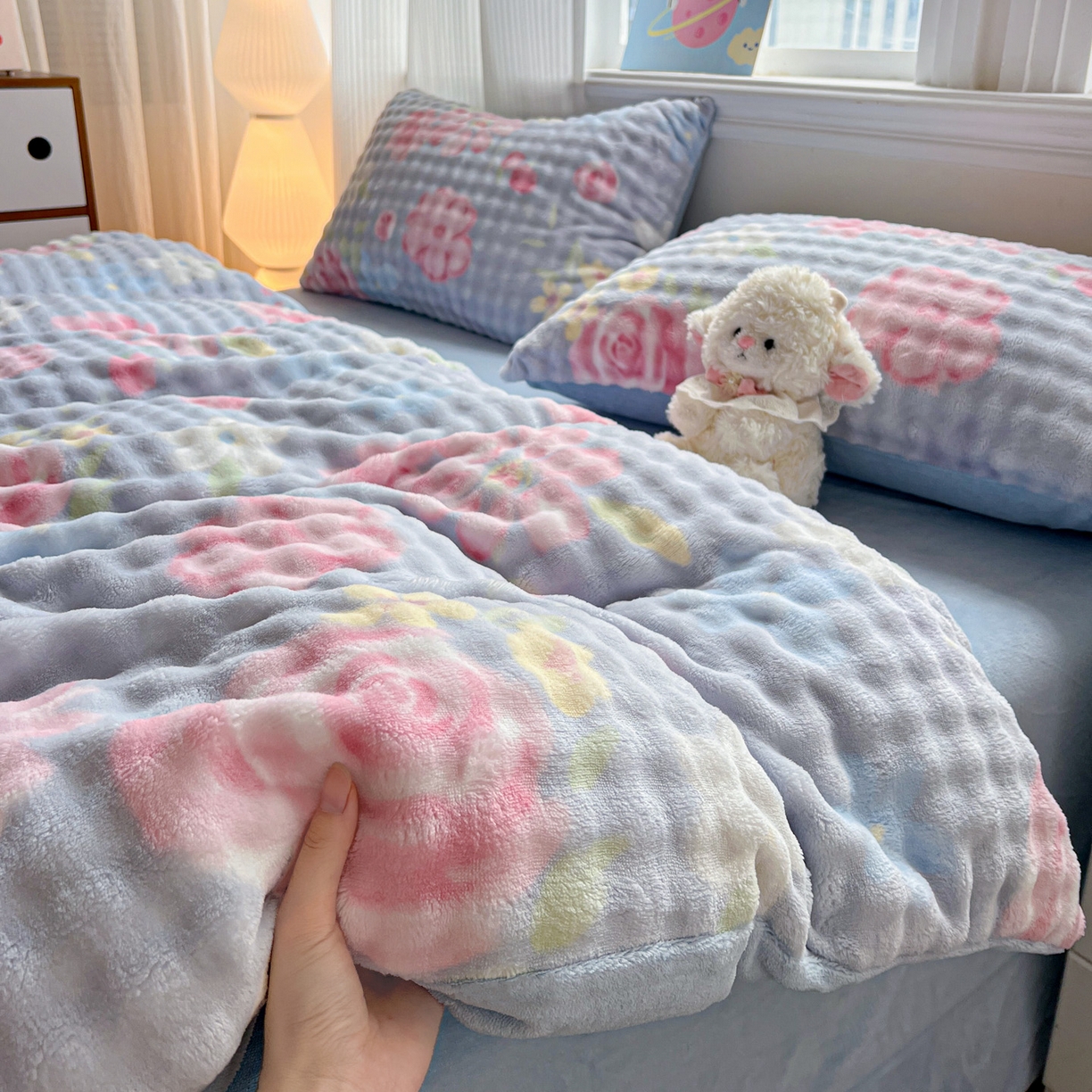 91家纺网 家纺一手货源 找家纺 典曼家纺 2025新款亲肤舒适保暖泡泡绒四件套 春涧