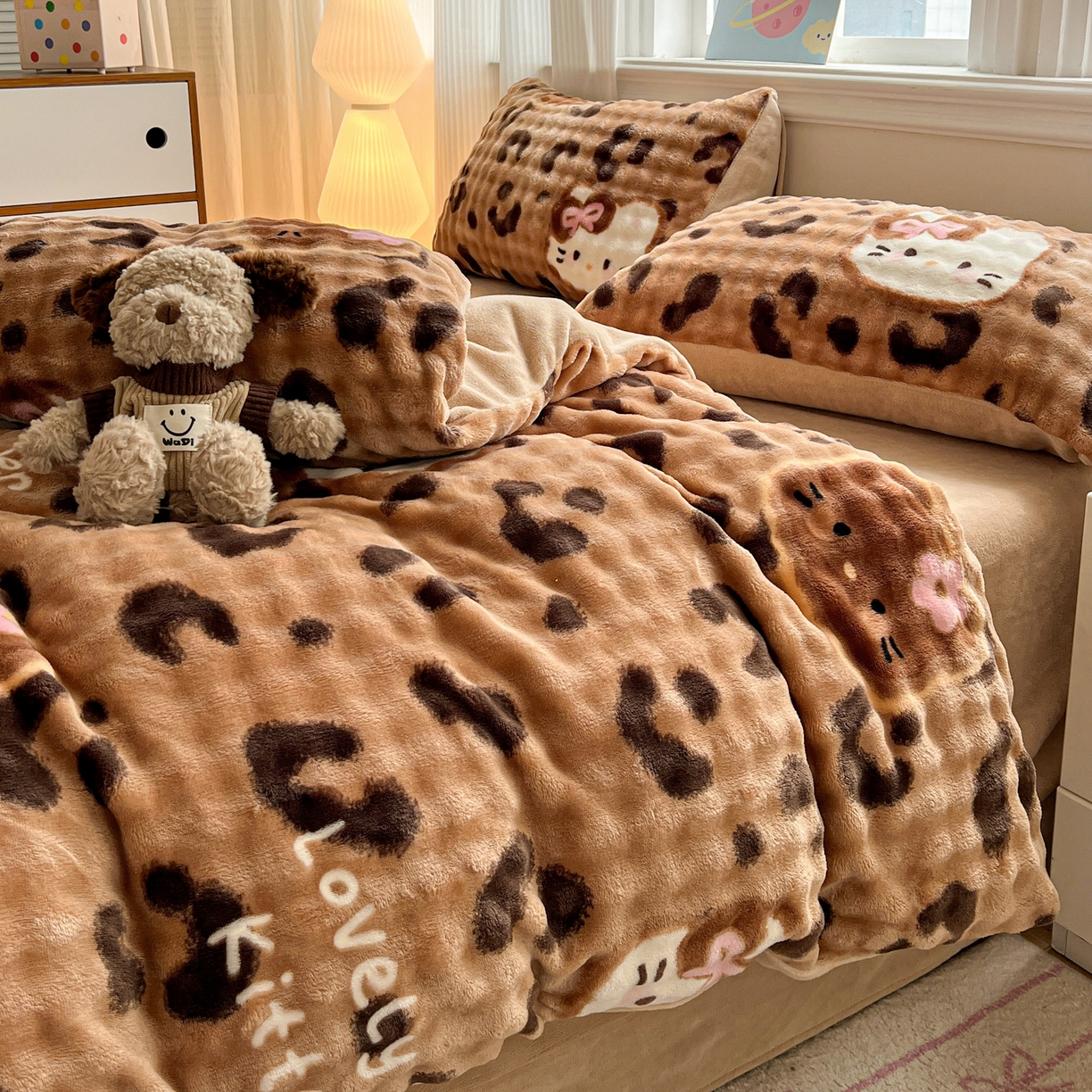 91家纺网 家纺一手货源 找家纺 典曼家纺 2025新款亲肤舒适保暖泡泡绒四件套 小野猫