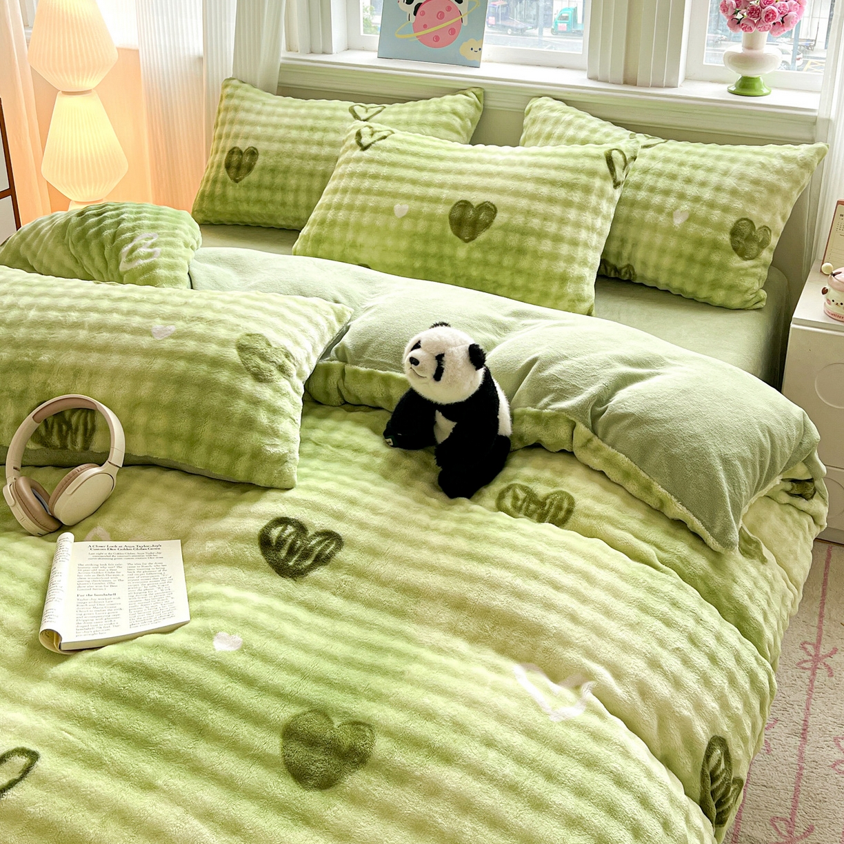 91家纺网 家纺一手货源 找家纺 典曼家纺 2025新款亲肤舒适保暖泡泡绒四件套 绿爱心