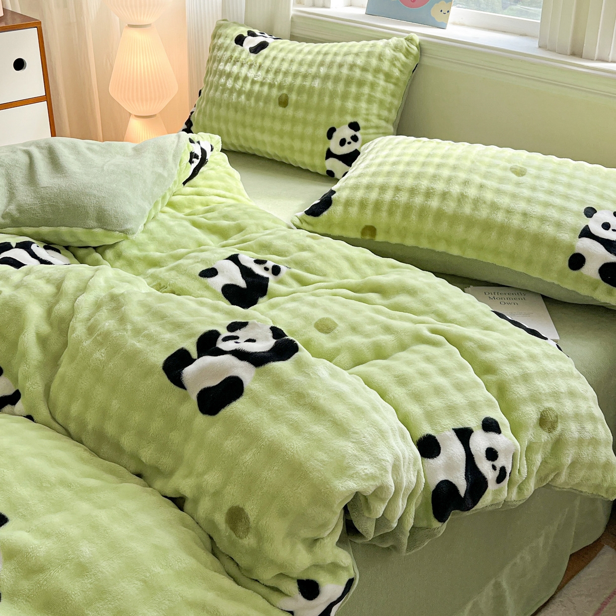 91家纺网 家纺一手货源 找家纺 典曼家纺 2025新款亲肤舒适保暖泡泡绒四件套 胖达萌萌