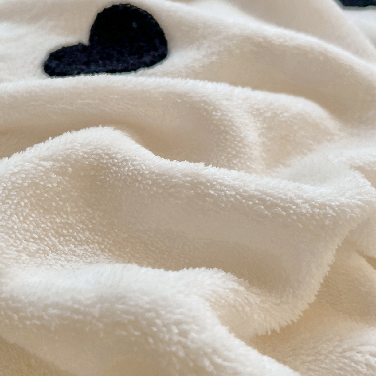 91家纺网 家纺一手货源 找家纺 优卡迪家纺馆 2025新款牛奶绒毛巾绣四件套 下载文件包含买家秀 黑煤球-奶白