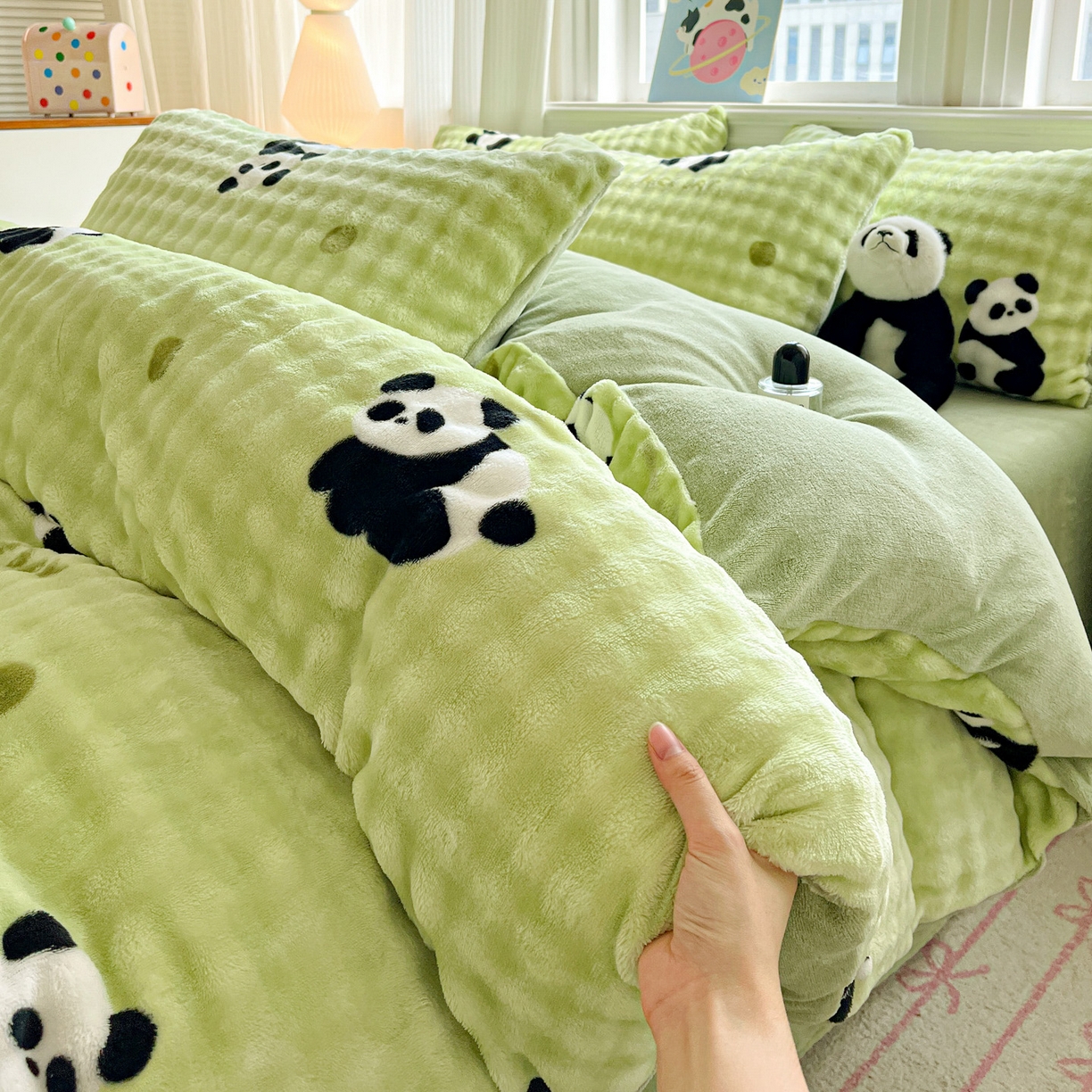 91家纺网 家纺一手货源 找家纺 典曼家纺 2025新款亲肤舒适保暖泡泡绒四件套 胖达萌萌