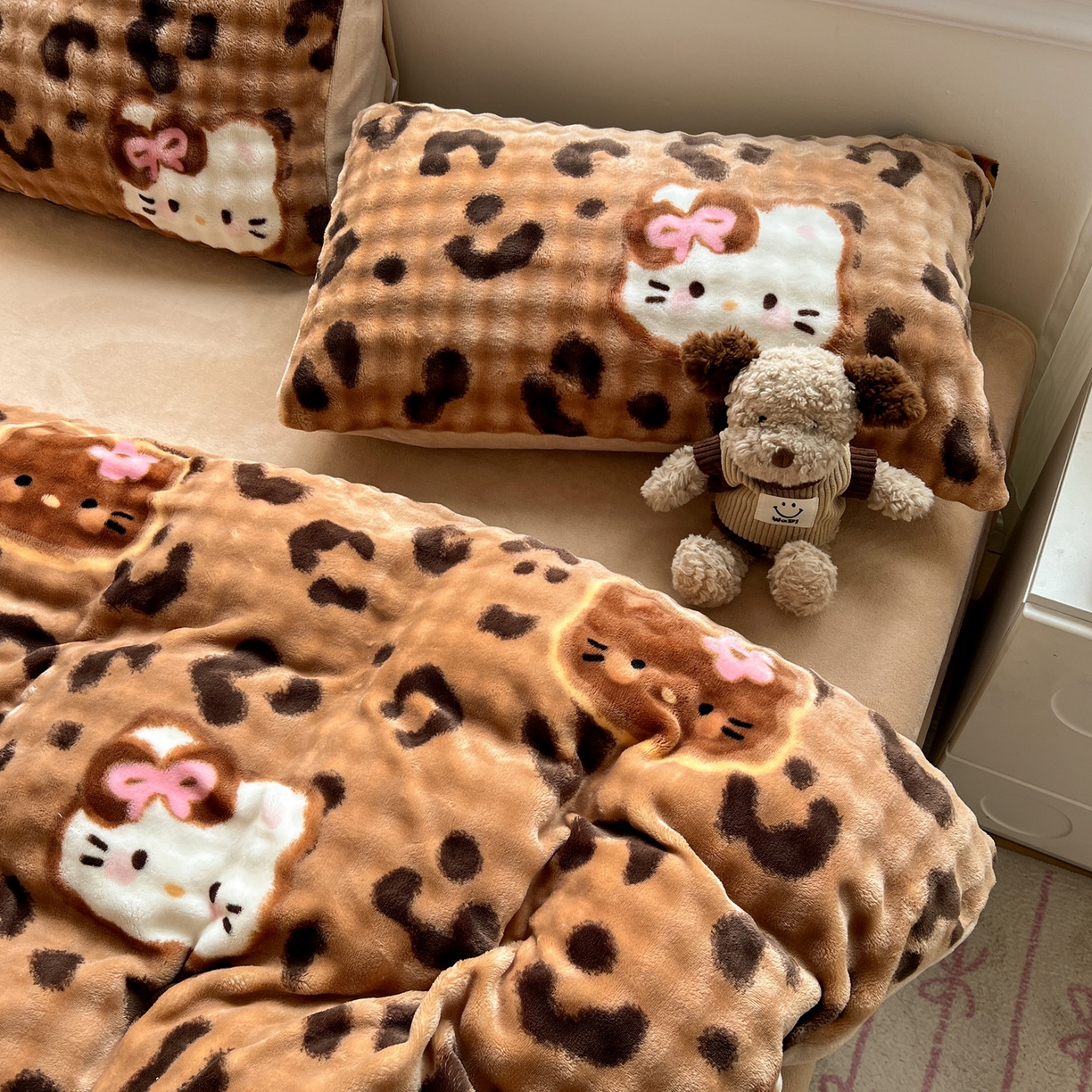 91家纺网 家纺一手货源 找家纺 典曼家纺 2025新款亲肤舒适保暖泡泡绒四件套 小野猫