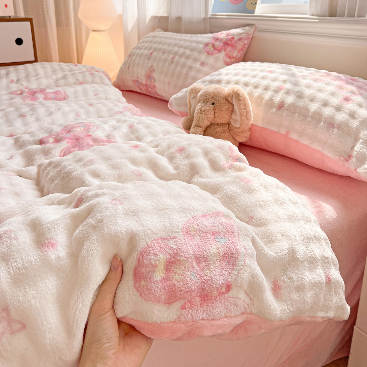 91家纺网 家纺一手货源 找家纺 典曼家纺 2025新款亲肤舒适保暖泡泡绒四件套 蝶恋