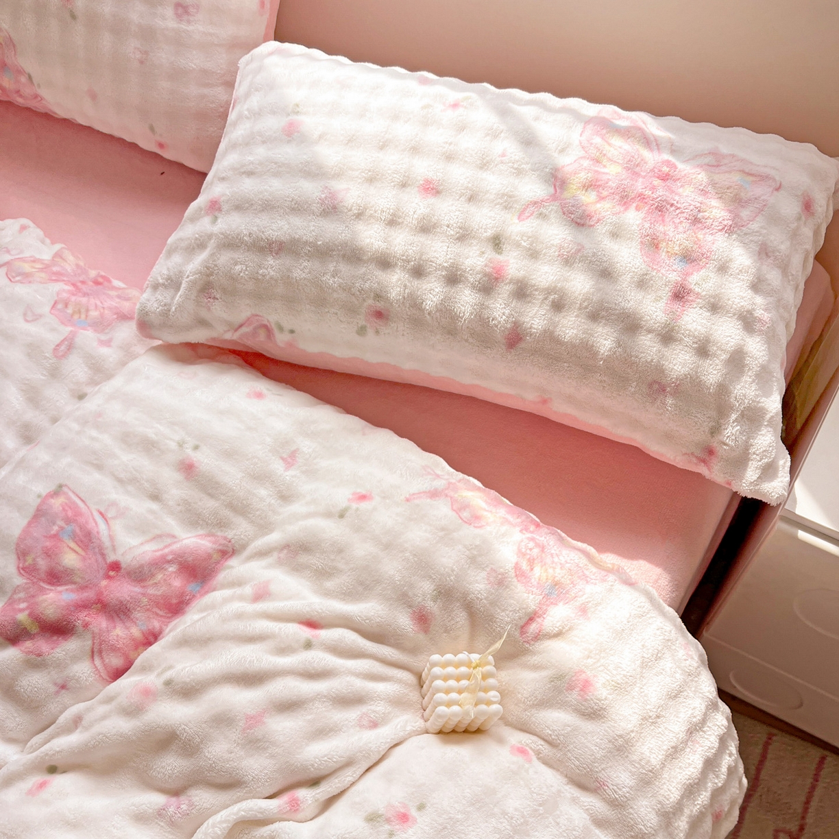 91家纺网 家纺一手货源 找家纺 典曼家纺 2025新款亲肤舒适保暖泡泡绒四件套 蝶恋