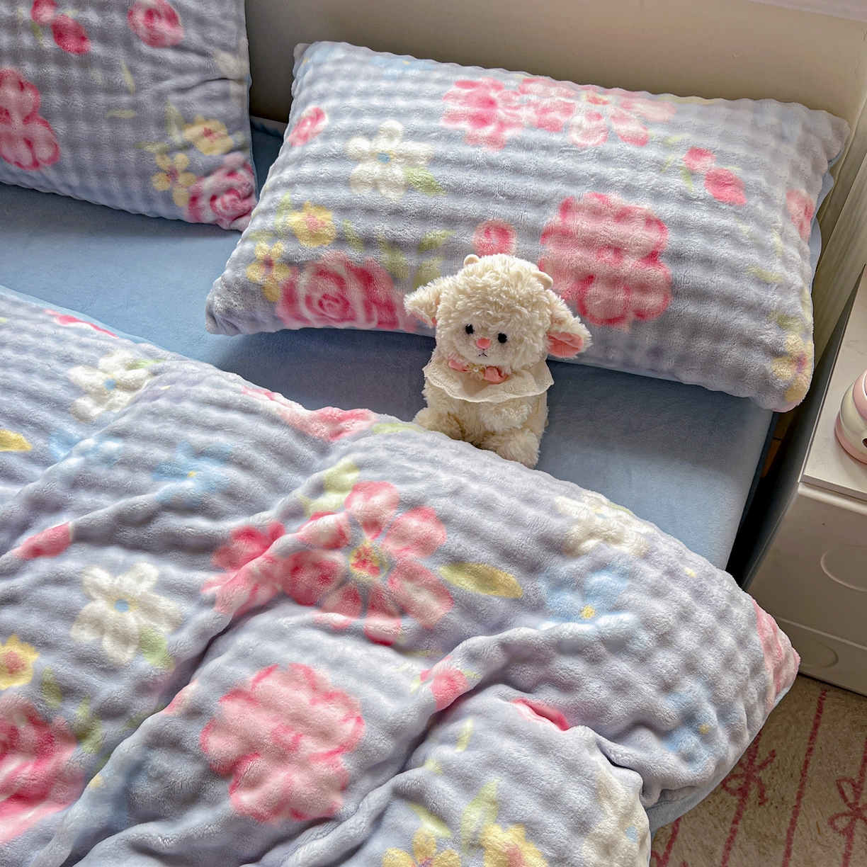 91家纺网 家纺一手货源 找家纺 典曼家纺 2025新款亲肤舒适保暖泡泡绒四件套 春涧