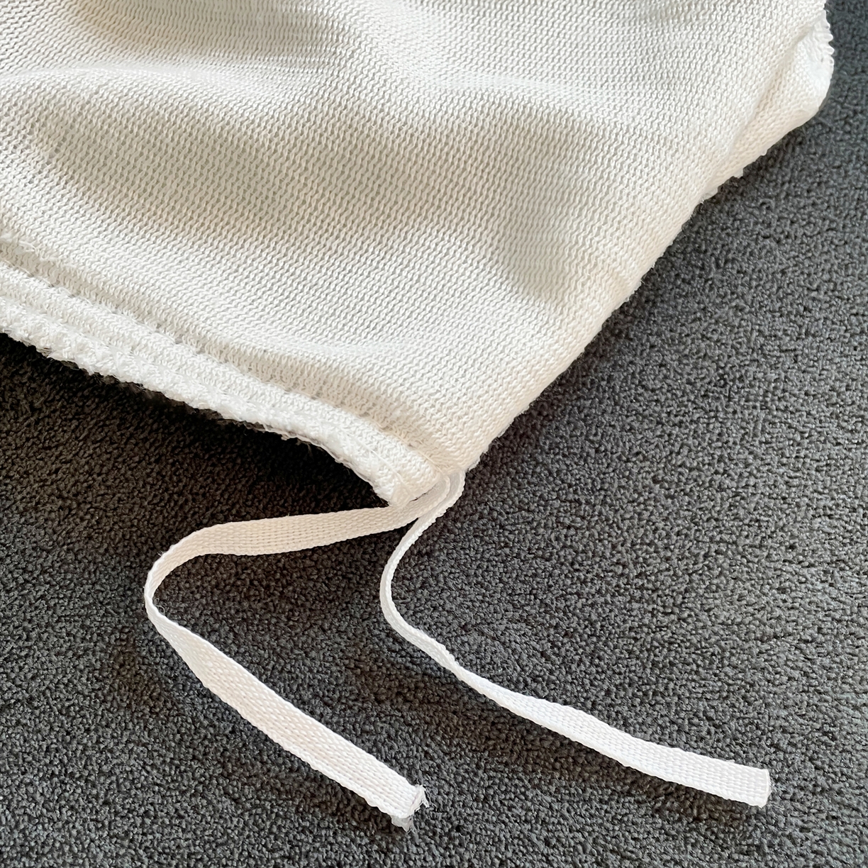 91家纺网 家纺一手货源 找家纺 优卡迪家纺馆 2025新款牛奶绒毛巾绣四件套 下载文件包含买家秀 黑煤球-奶白