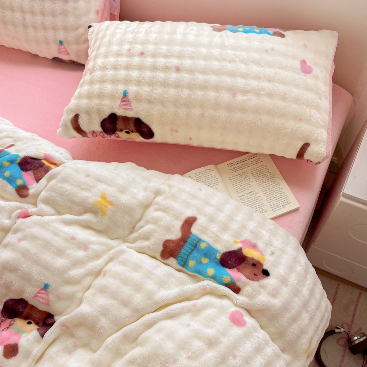 91家纺网 家纺一手货源 找家纺 典曼家纺 2025新款亲肤舒适保暖泡泡绒四件套 快乐狗仔