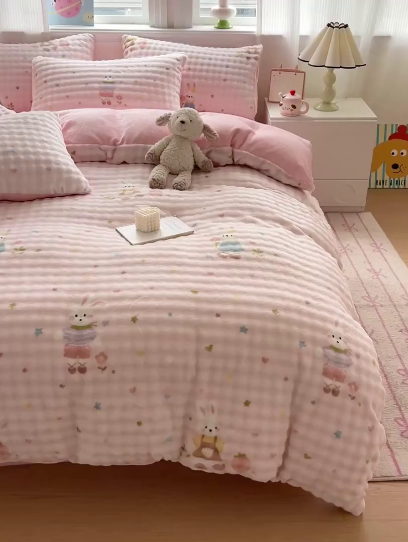 91家纺网 家纺一手货源 找家纺 典曼家纺 2025新款亲肤舒适保暖泡泡绒四件套 甜心小兔