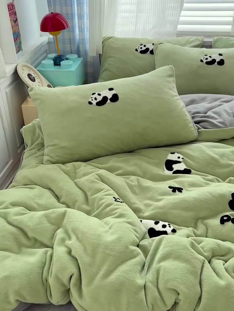 91家纺网 家纺一手货源 找家纺 典曼家纺 2025新款亲肤舒适保暖泡泡绒四件套 胖达萌萌