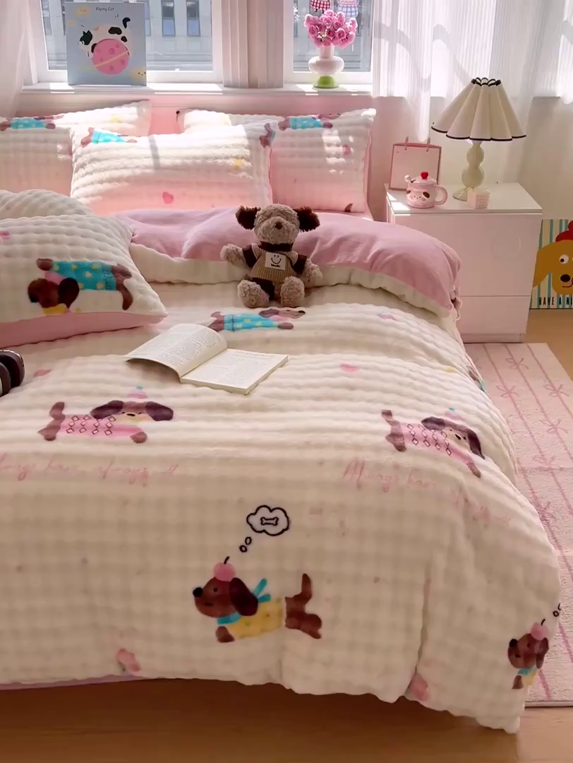 91家纺网 家纺一手货源 找家纺 典曼家纺 2025新款亲肤舒适保暖泡泡绒四件套 快乐狗仔