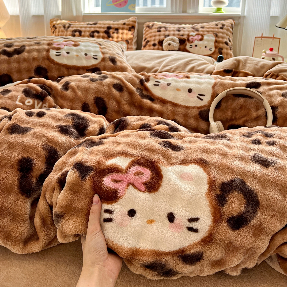 91家纺网 家纺一手货源 找家纺 典曼家纺 2025新款亲肤舒适保暖泡泡绒四件套 小野猫