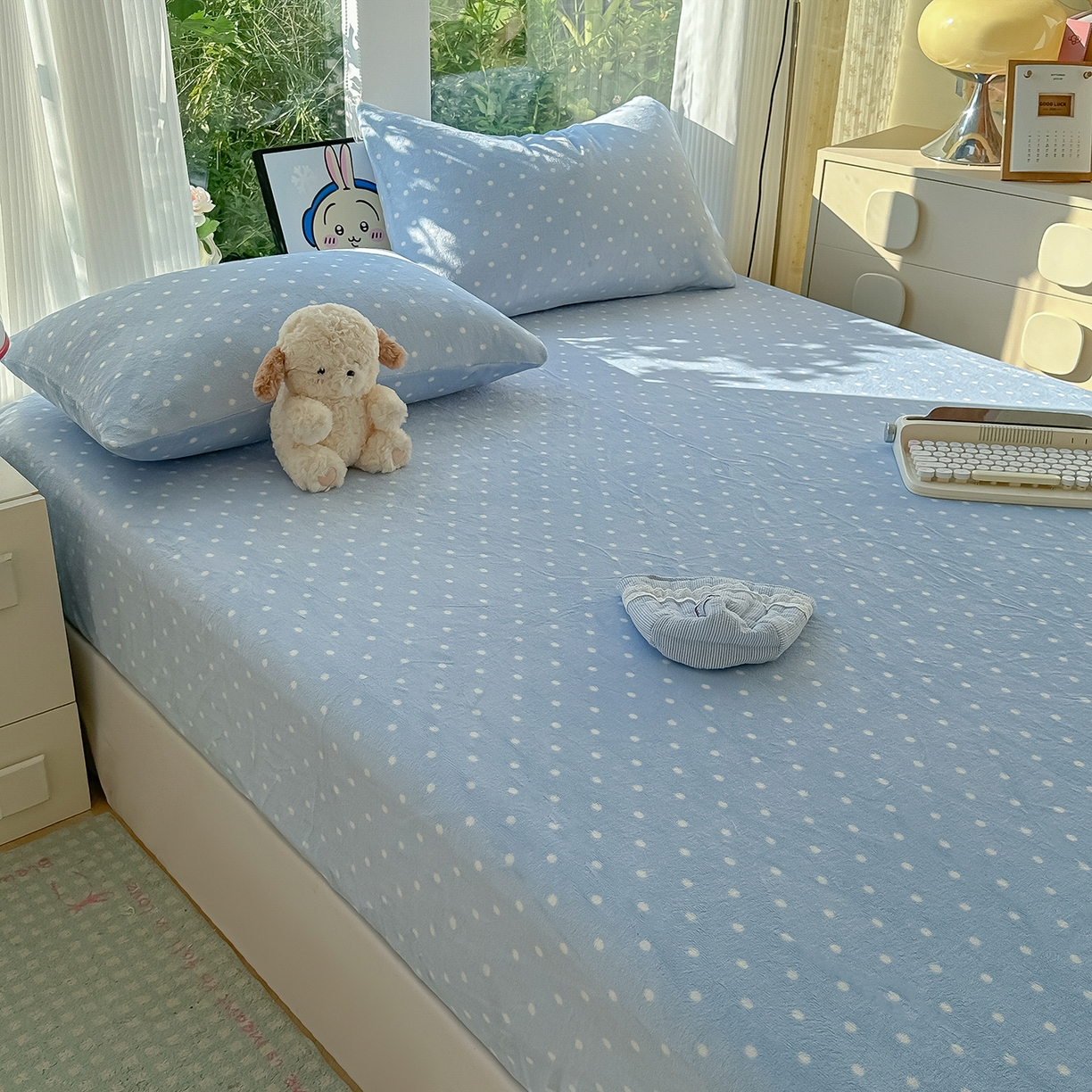 91家纺网 家纺一手货源 找家纺 沐芷 2025 加厚高克重牛奶绒床笠单件/床笠三件套  床笠款床罩床垫保护套罩 【绒】爱情蓝波点