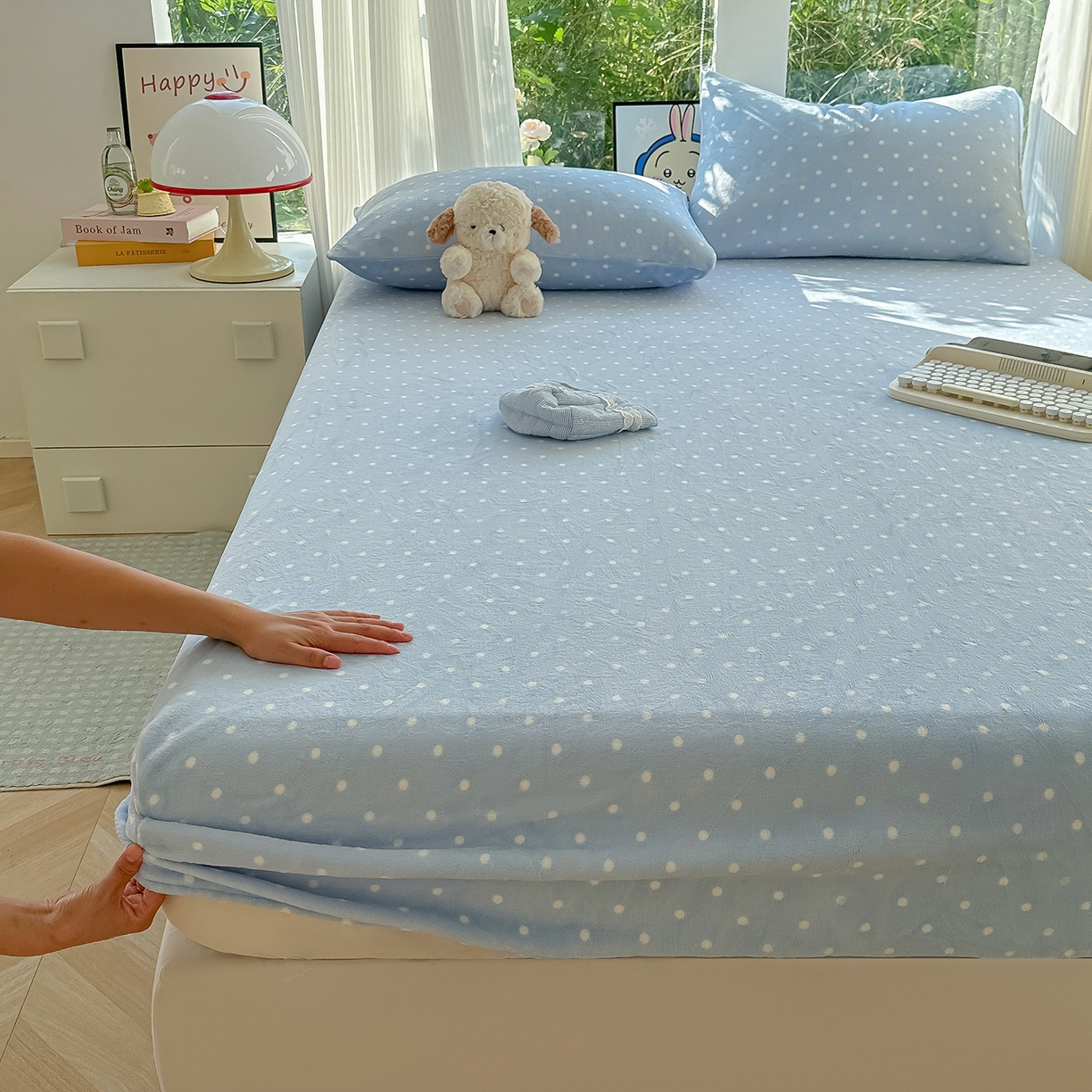 91家纺网 家纺一手货源 找家纺 沐芷 2025 加厚高克重牛奶绒床笠单件/床笠三件套  床笠款床罩床垫保护套罩 【绒】爱情蓝波点