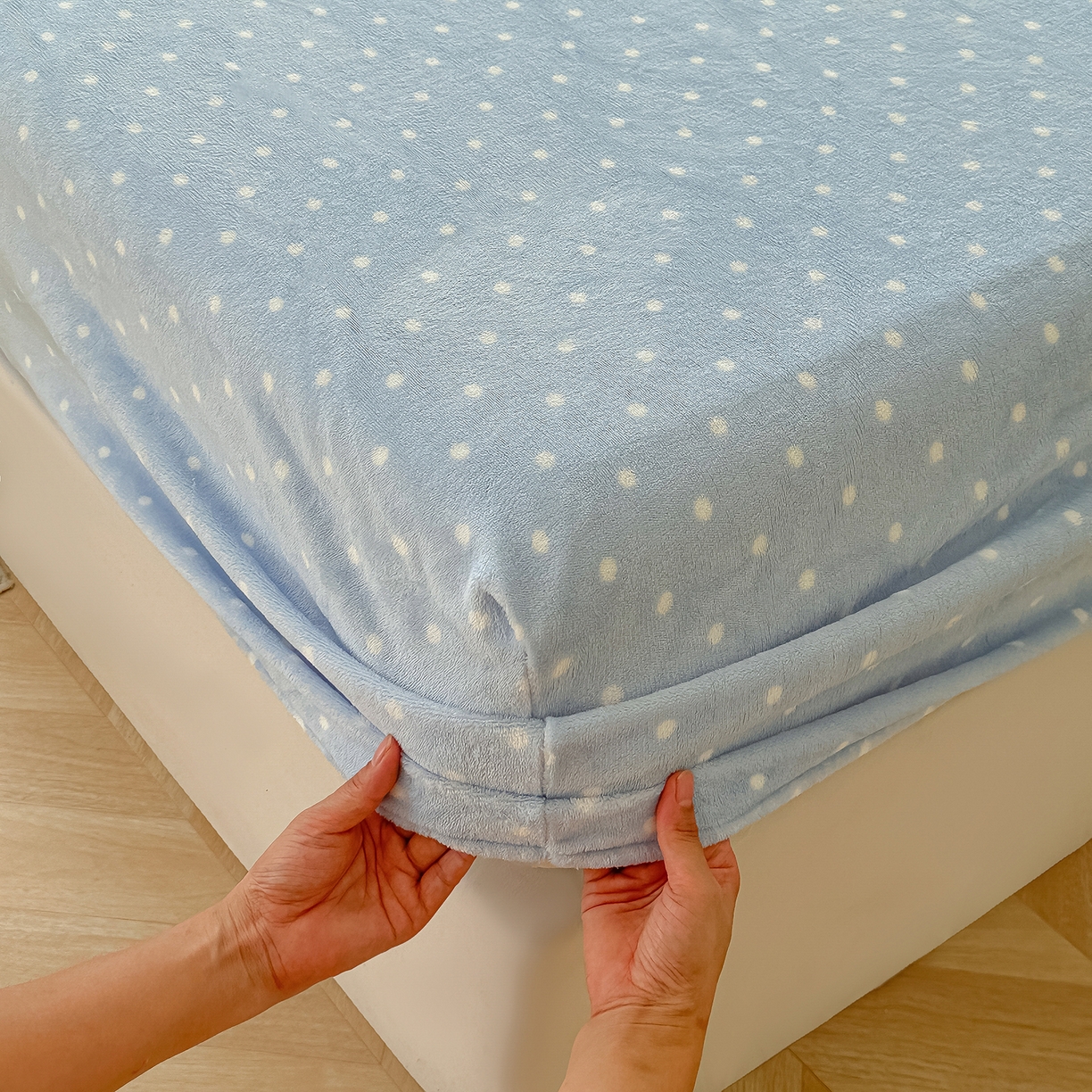 91家纺网 家纺一手货源 找家纺 沐芷 2025 加厚高克重牛奶绒床笠单件/床笠三件套  床笠款床罩床垫保护套罩 【绒】爱情蓝波点