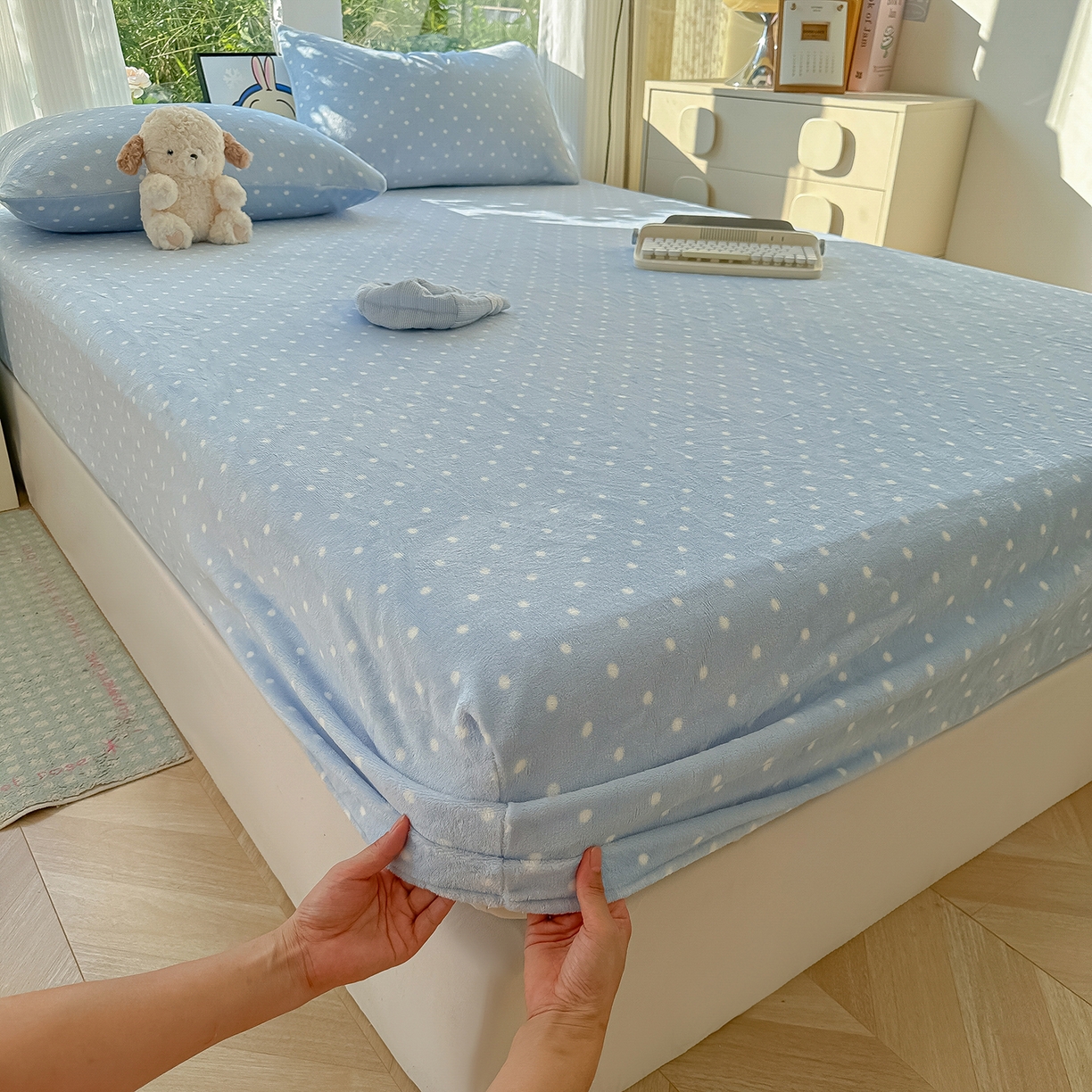 91家纺网 家纺一手货源 找家纺 沐芷 2025 加厚高克重牛奶绒床笠单件/床笠三件套  床笠款床罩床垫保护套罩 【绒】爱情蓝波点