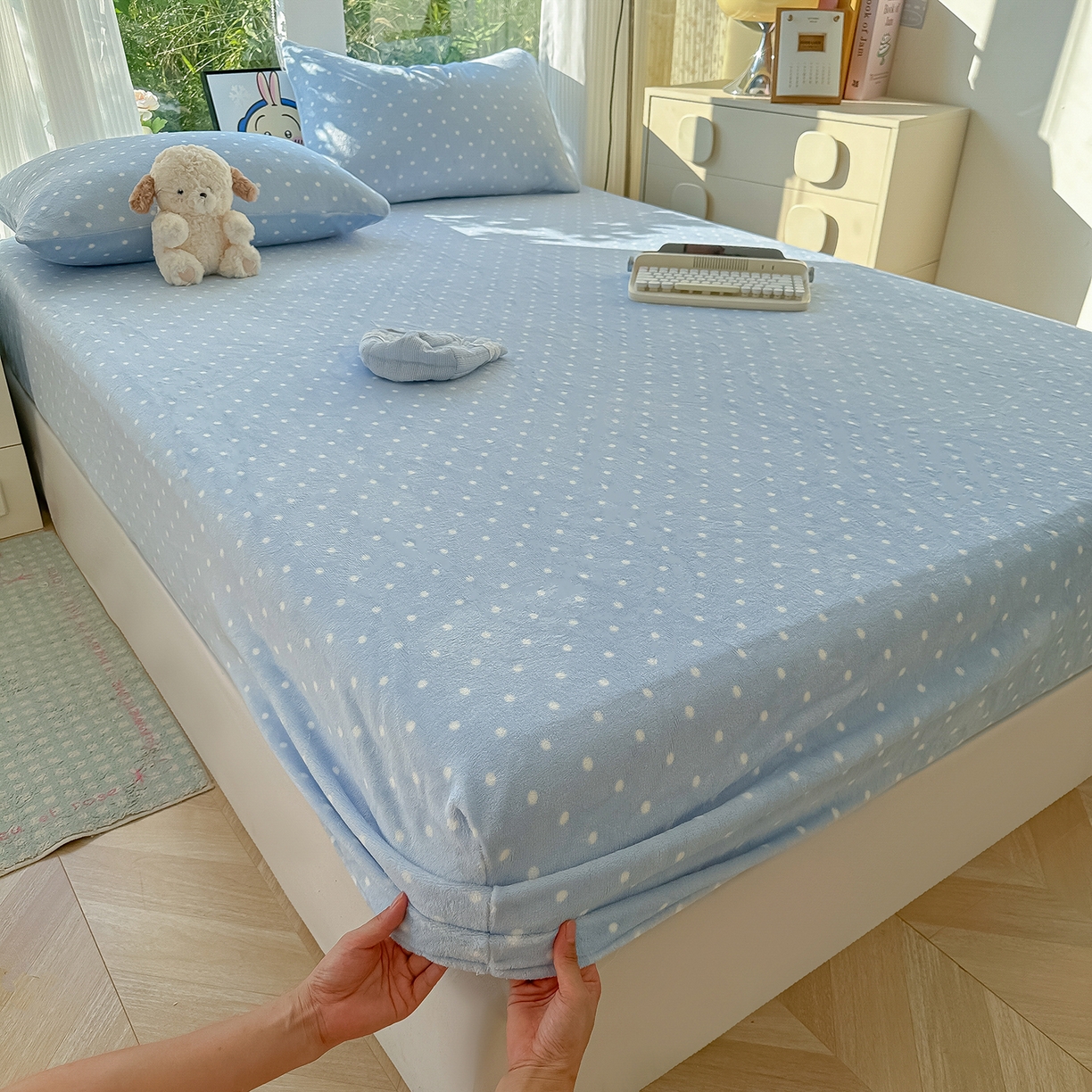 91家纺网 家纺一手货源 找家纺 沐芷 2025 加厚高克重牛奶绒床笠单件/床笠三件套  床笠款床罩床垫保护套罩 【绒】爱情蓝波点